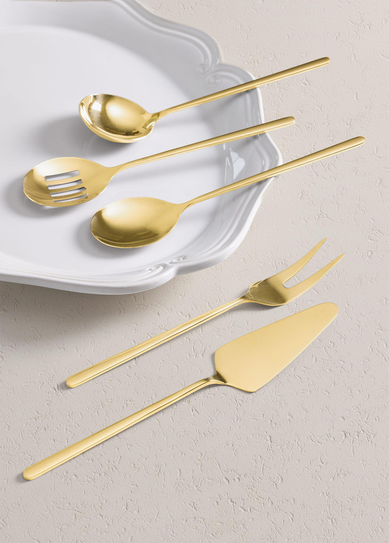 Altın servis gereçleri: kaşıklar, delikli kaşık, çatal ve pasta spatulası bir tepside.