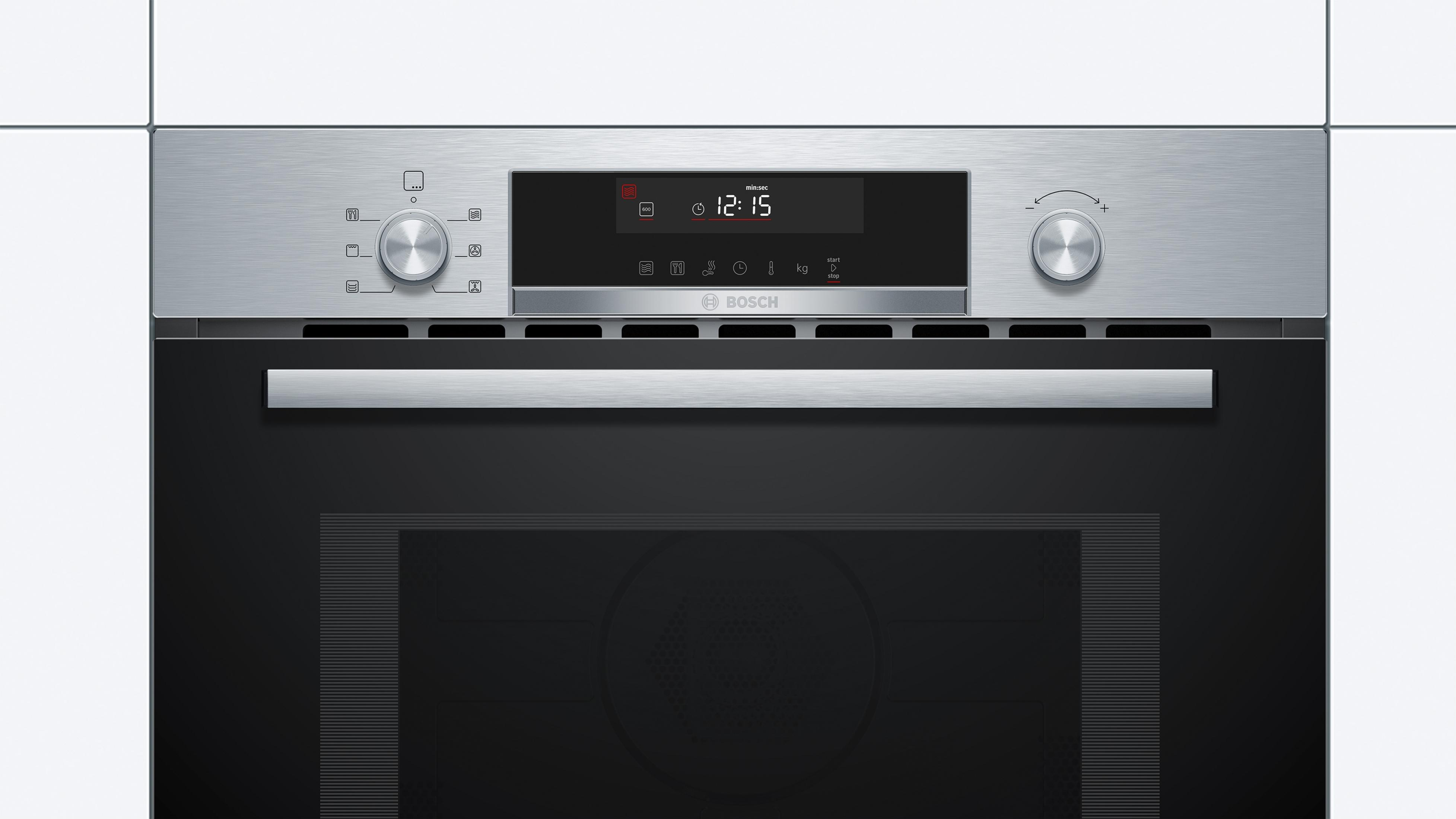 Roestvrijstalen oven met zwarte deur en digitaal display. Draaiknoppen links en rechts.