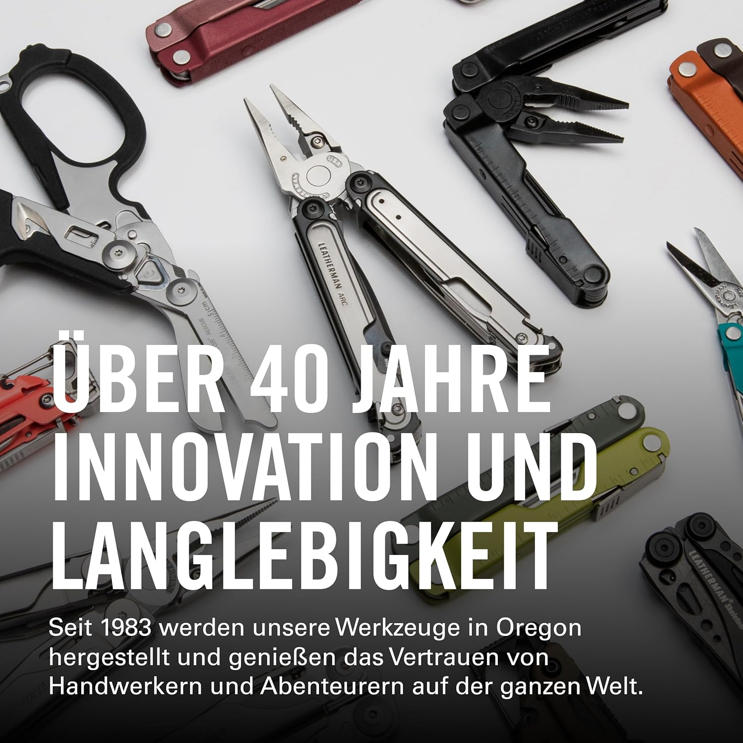 Wiele narzędzi Leatherman w różnych kolorach na białym tle.