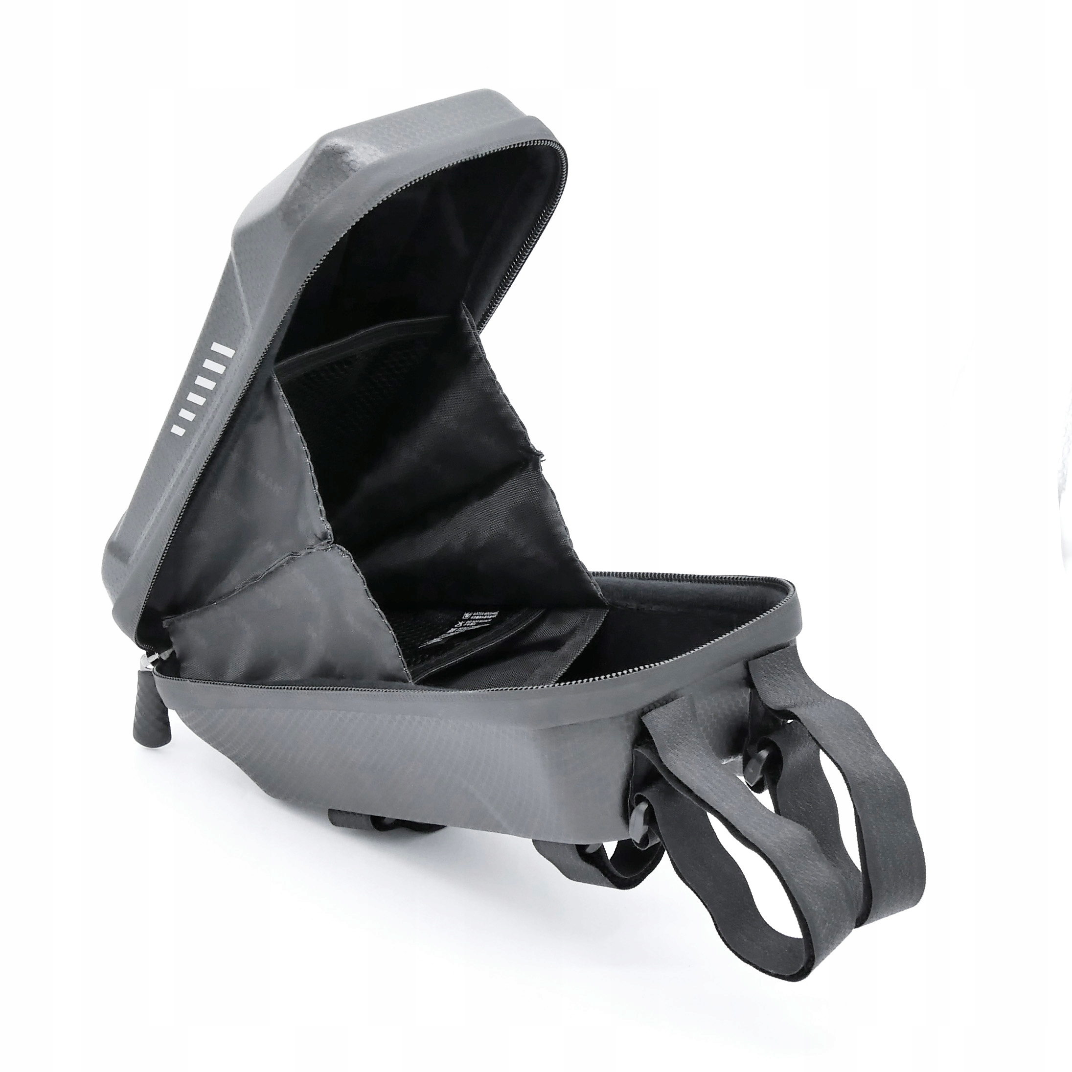 Una borsa da bici nera con scomparto aperto e cinghie, su sfondo bianco.