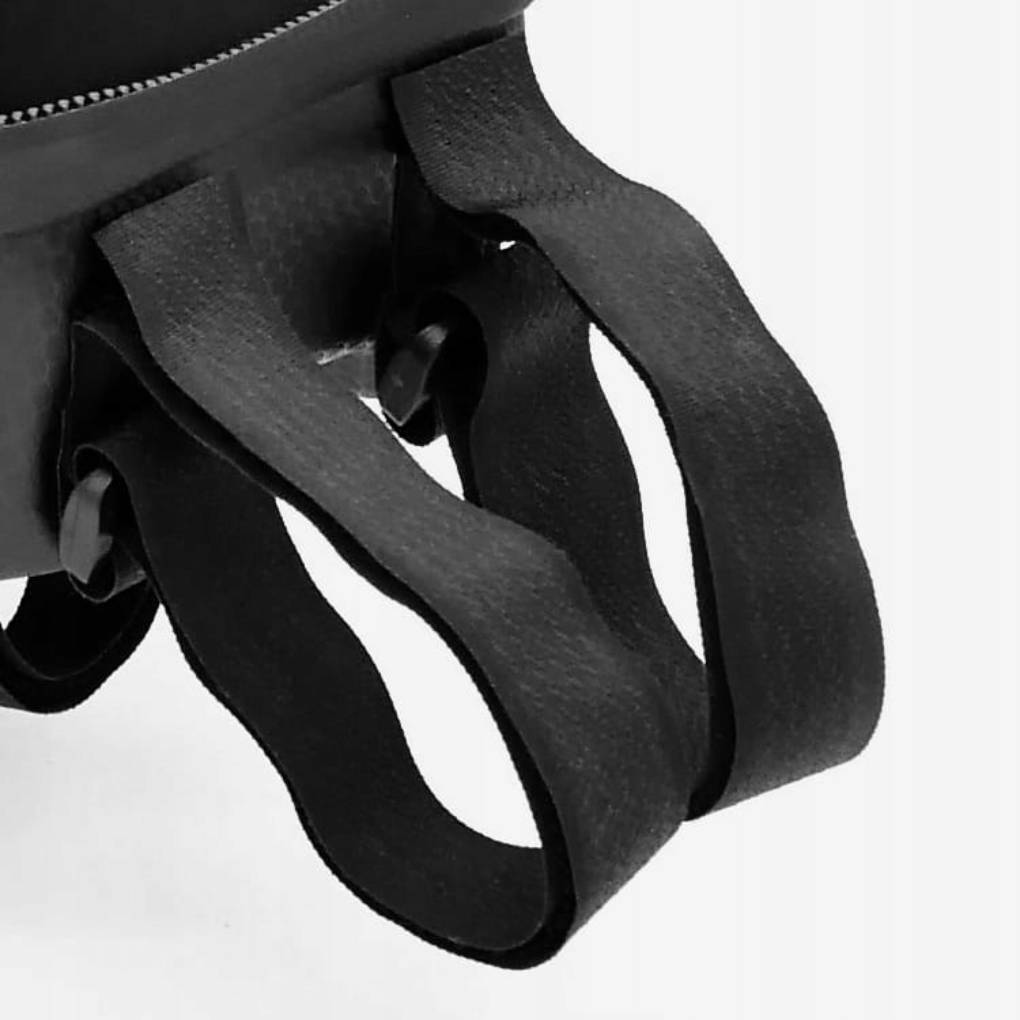 Primo piano di cinghie nere attaccate a una borsa.