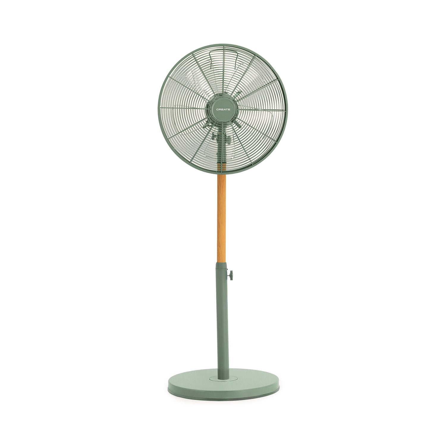 Ventilador de pie verde con eje de madera sobre base redonda.