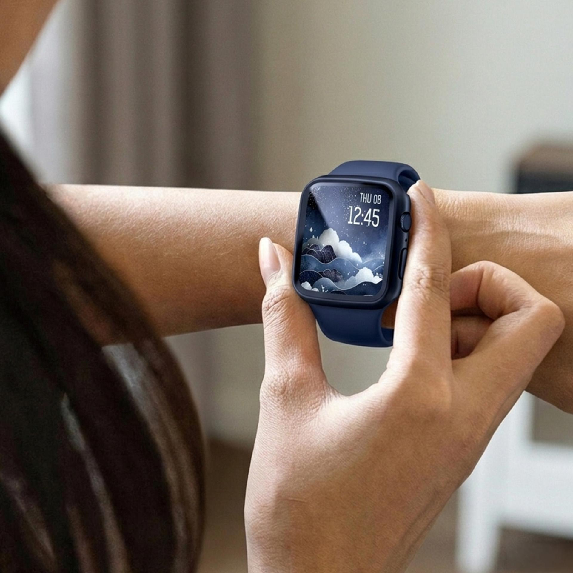 Dłoń nosi granatowy smartwatch z tarczą o tematyce nieba.