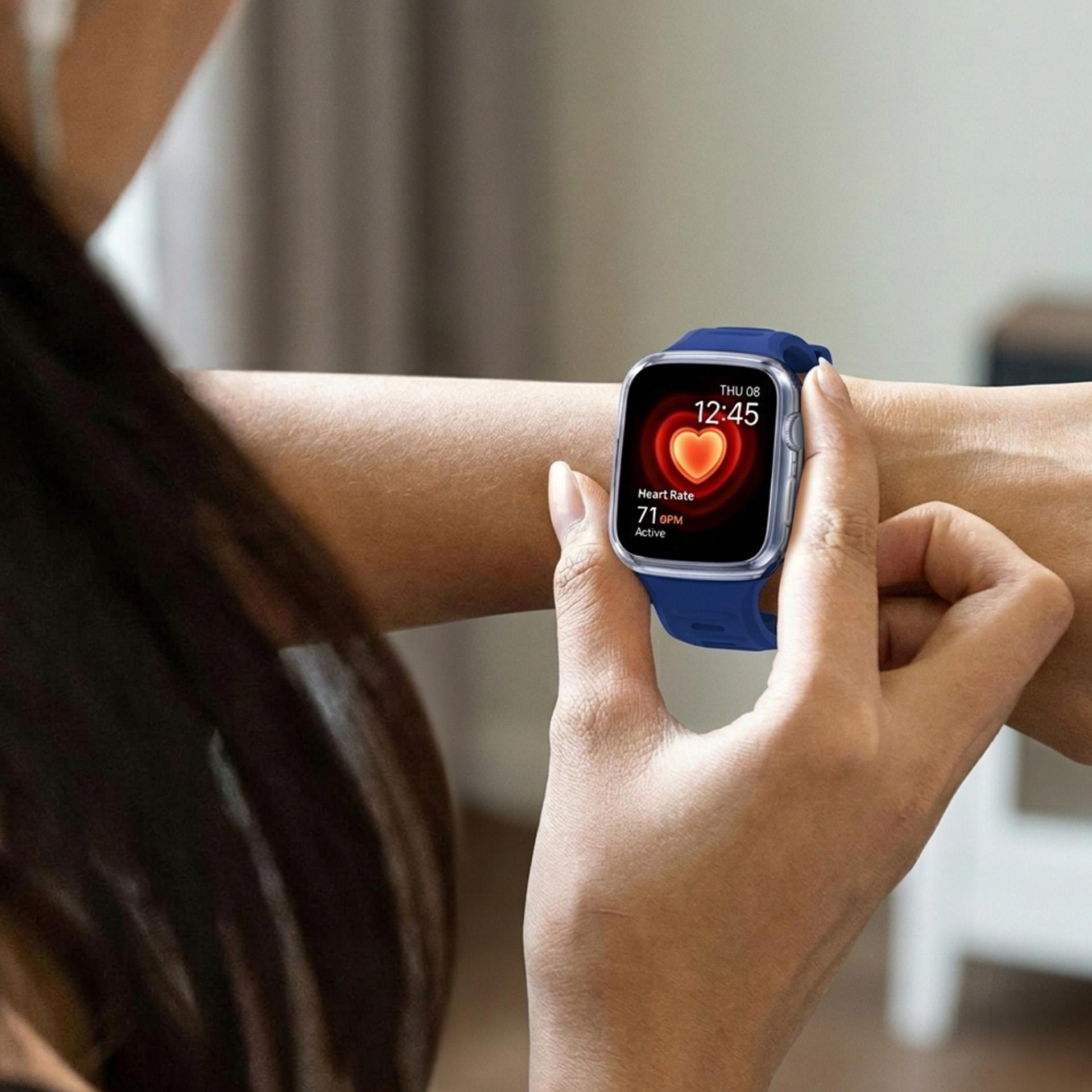 Osoba nosząca smartwatch na nadgarstku, wyświetlający tętno.