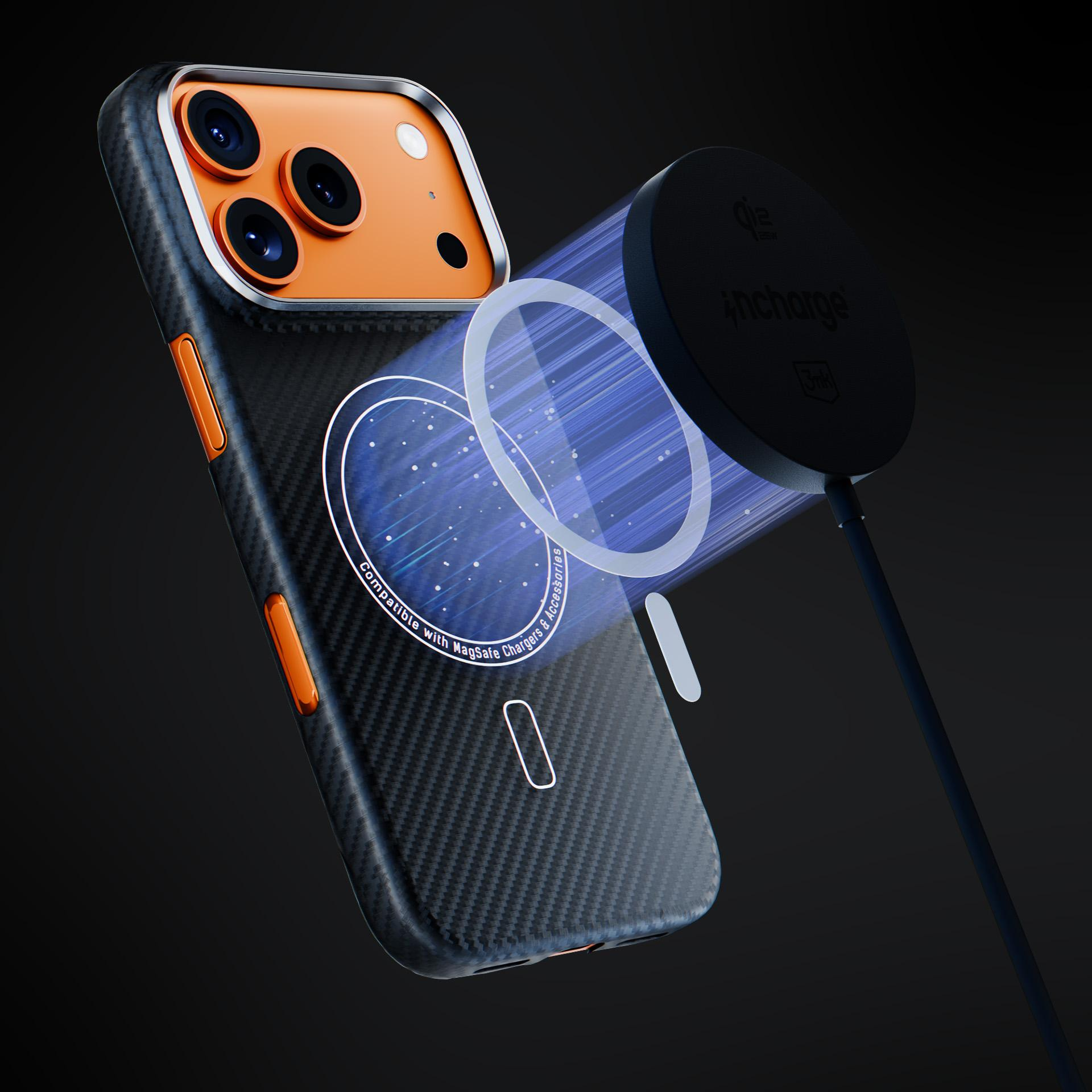 Czarne etui na iPhone z wzorem karbonowym i pomarańczowymi akcentami jest magnetycznie przyciągane przez okrągłą ładowarkę.