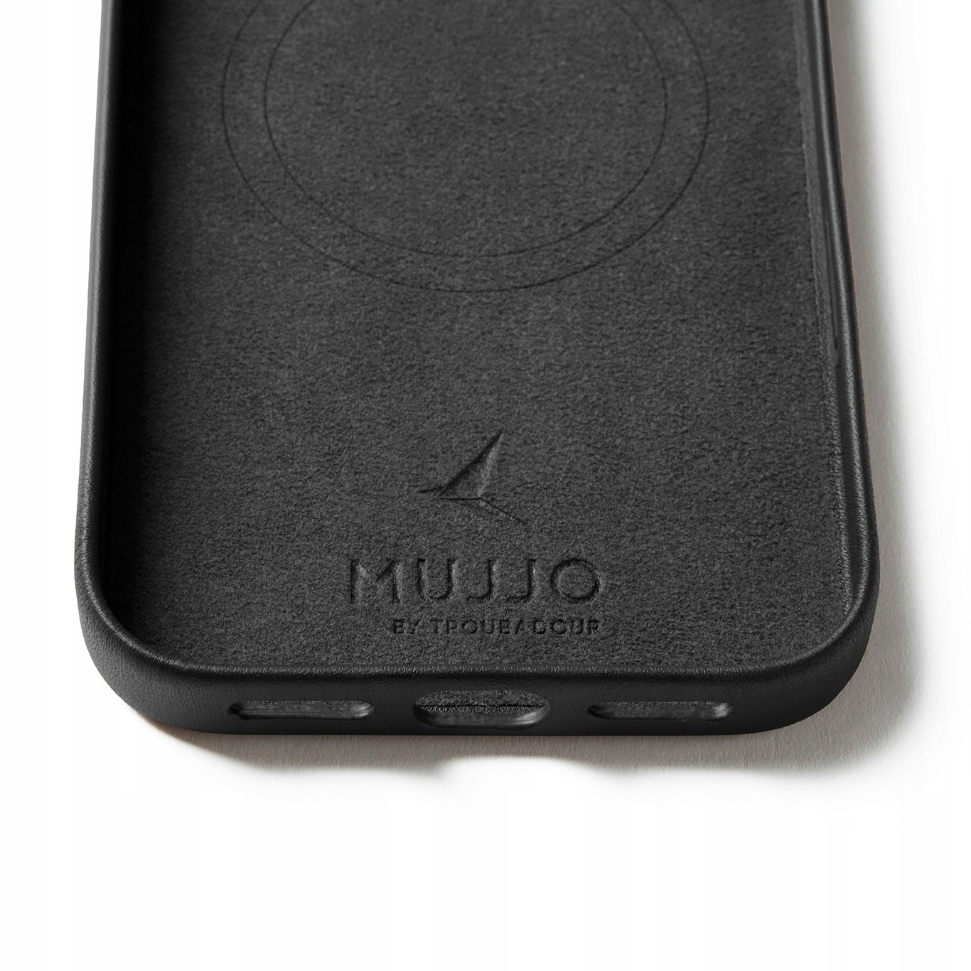 Wnętrze czarnego etui na telefon z logo MUJJO i pierścieniem magnetycznym.