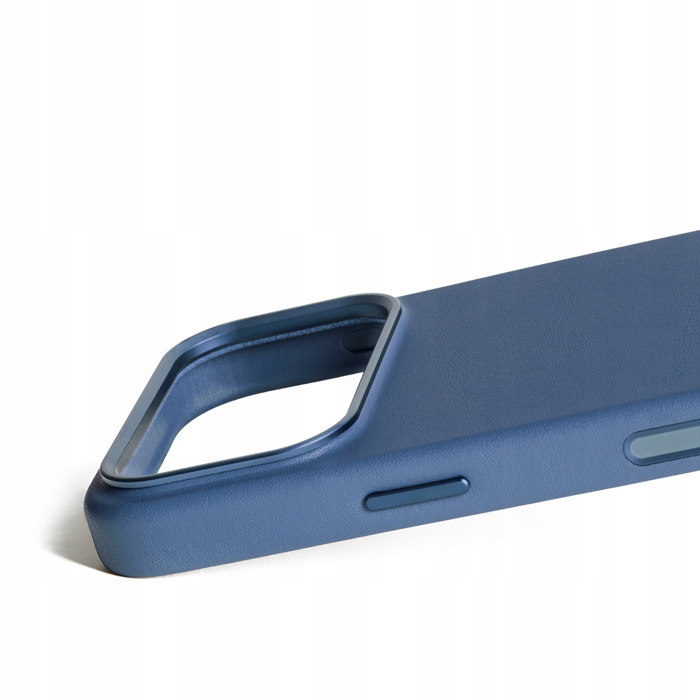 Niebieskie etui na telefon z wycięciami na aparat i przyciski.