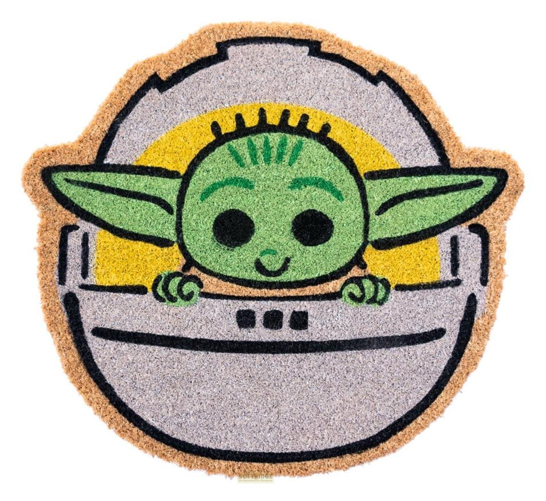 Baby Yoda verde in una navicella con sfondo giallo.