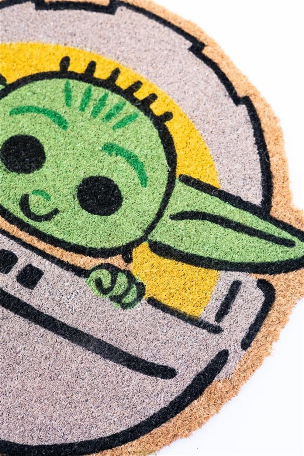 Personaggio verde dei cartoni animati con grandi orecchie e occhi neri su un tappeto.