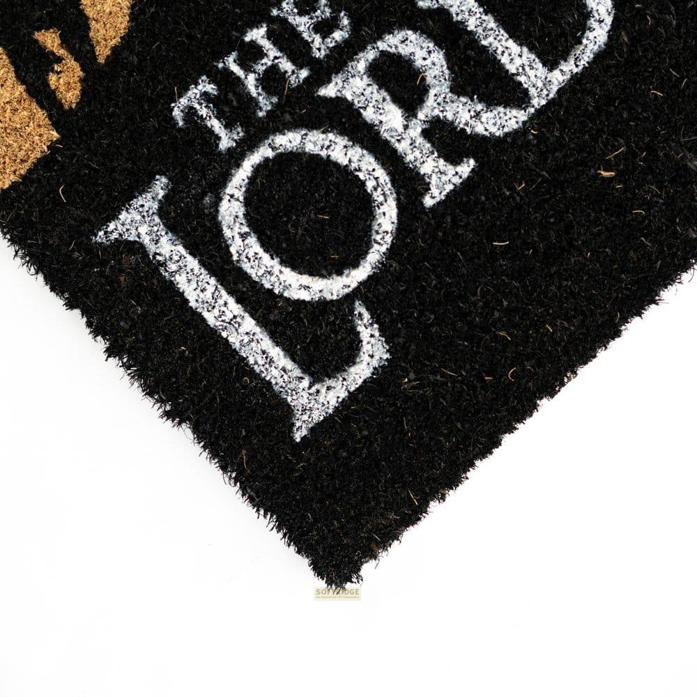 Tappetino nero con lettere bianche che formano "The Lord".