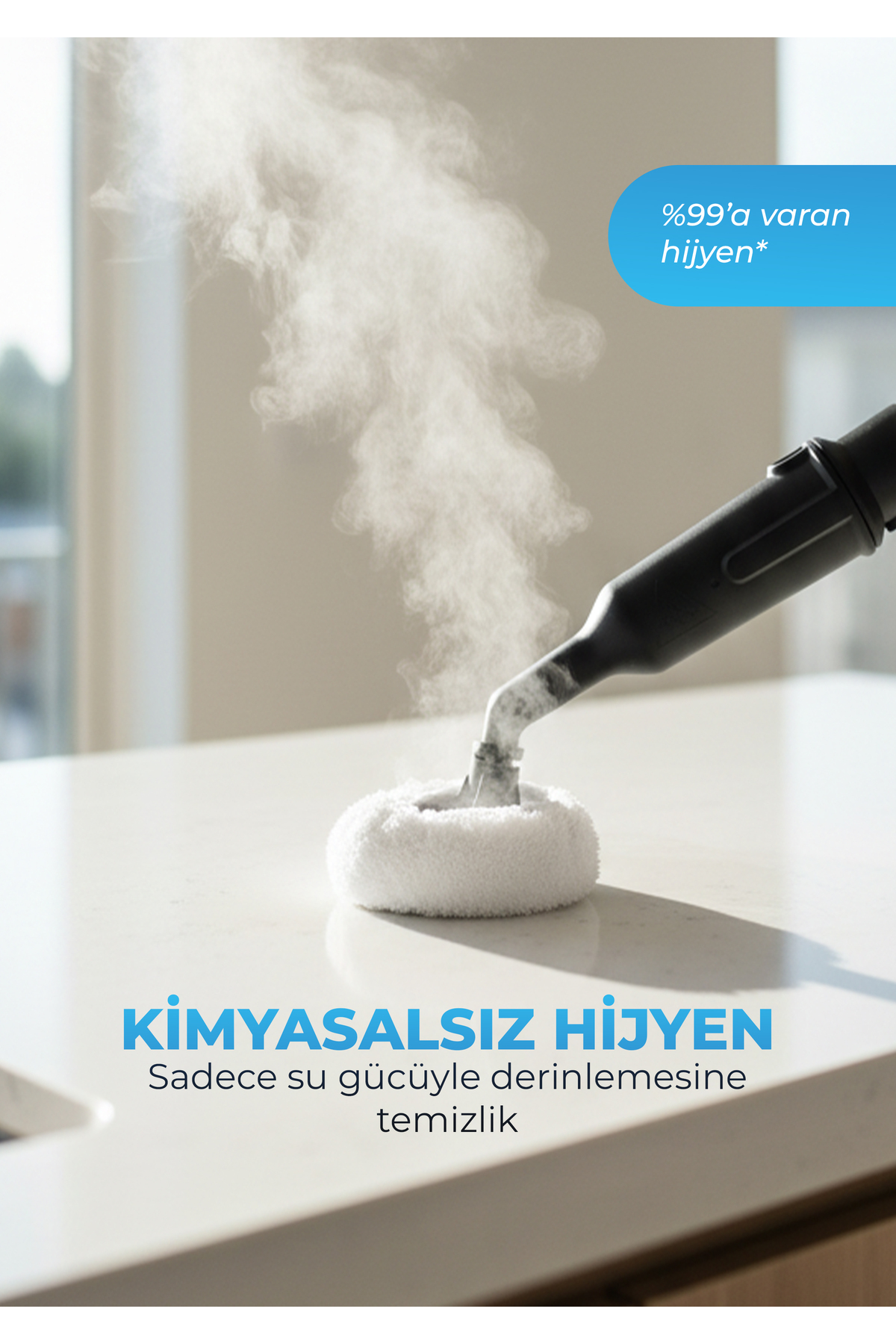 Beyaz aparatlı buharlı temizleyici, tezgah üzerinde buhar çıkarıyor.