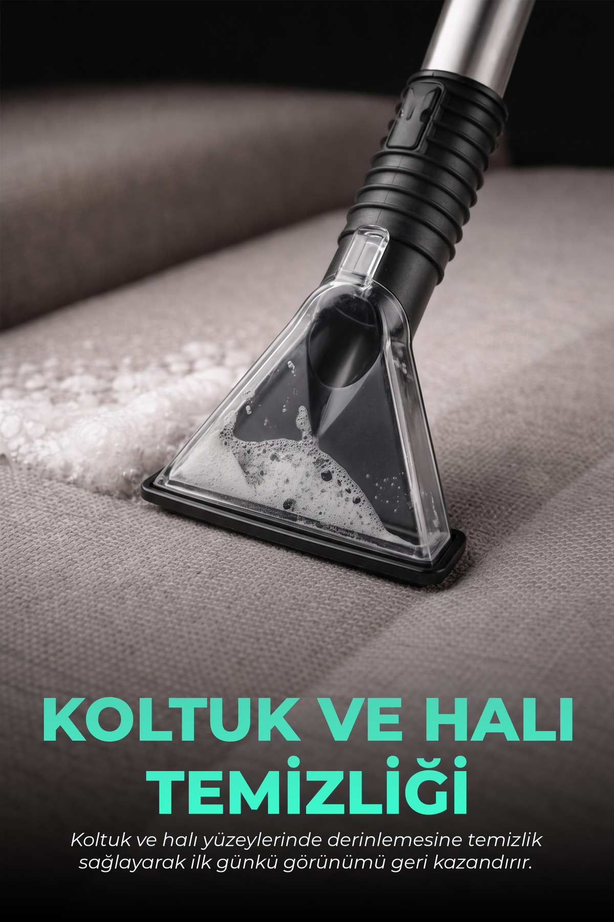 Gri kumaş üzerinde köpüklü döşeme temizleme aparatı.