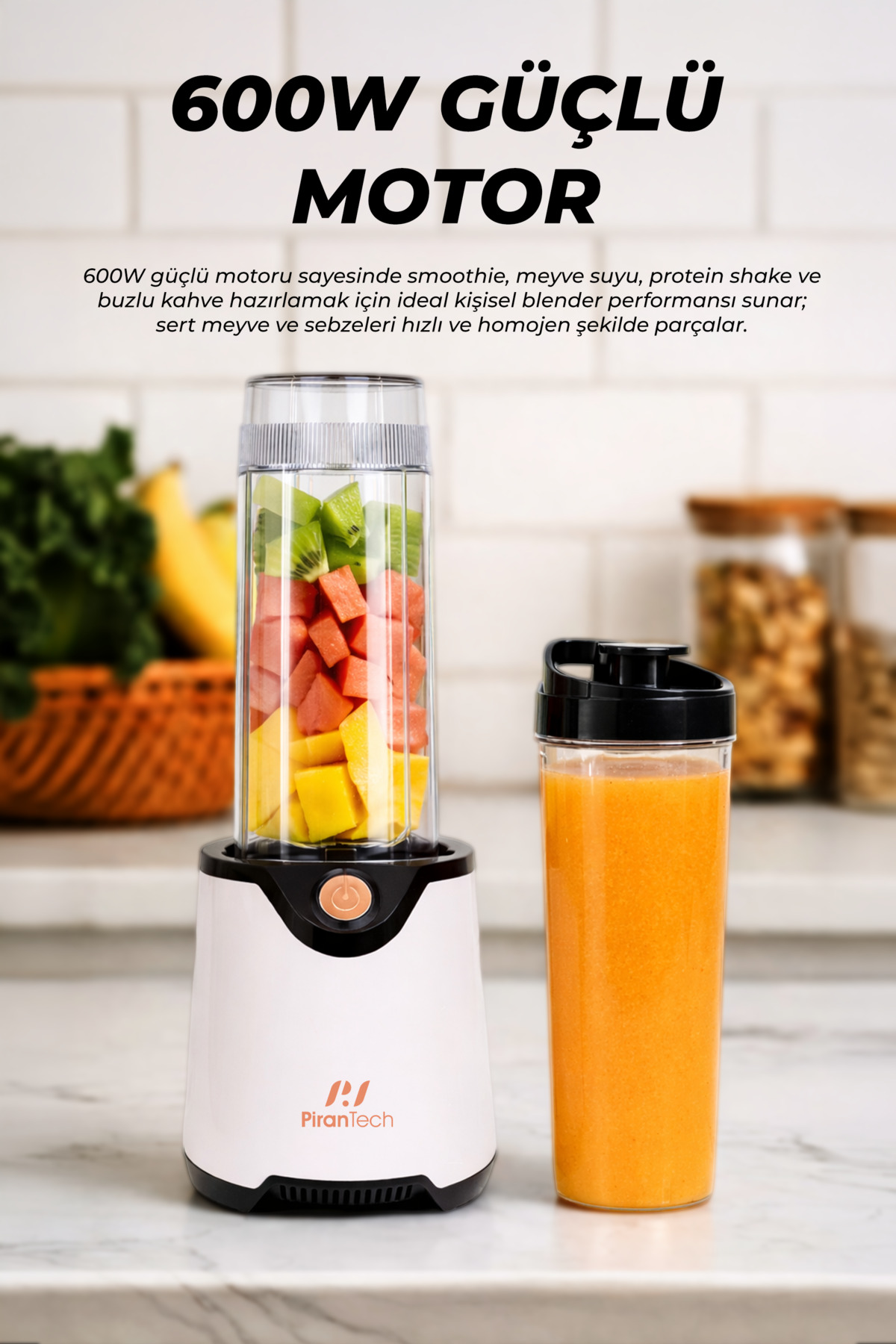 Meyve parçalarıyla dolu bir bardak ve yanında bir bardak meyve suyu olan beyaz blender.