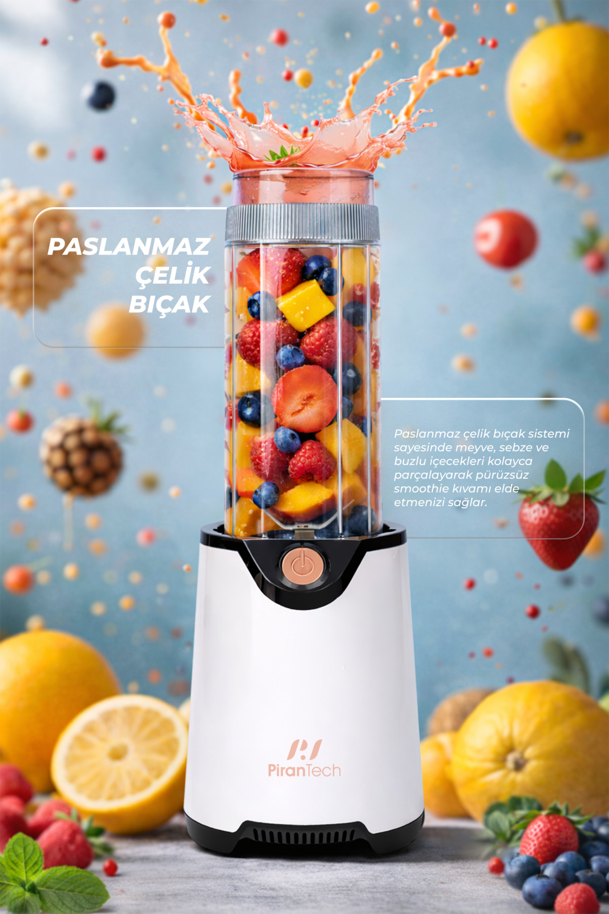 Meyve ve sıçramalarla dolu blender, meyve ve böğürtellerle çevrili.