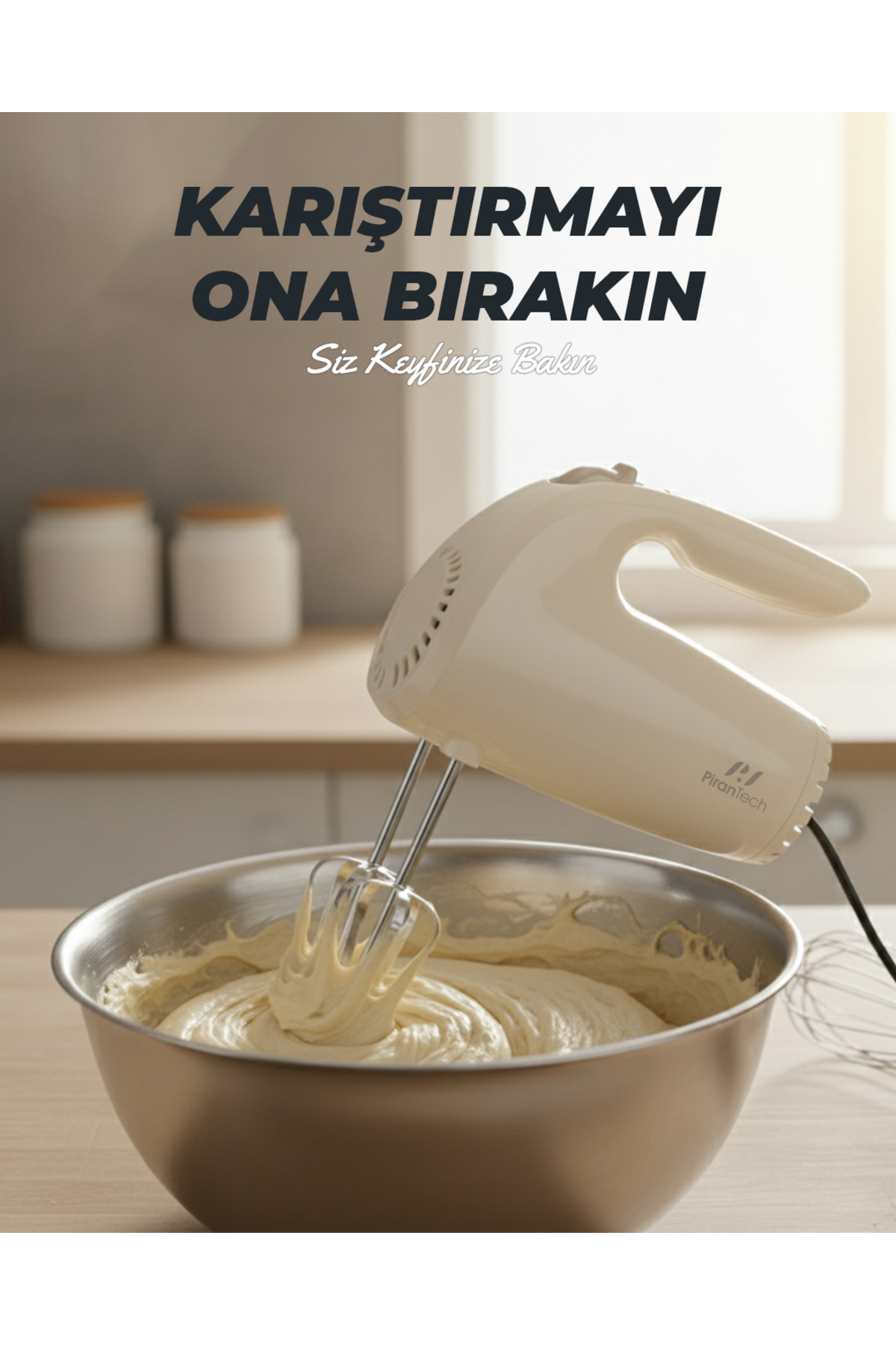 Krem rengi el mikseri, metal bir kapta hamur karıştırıyor. Arkada mutfak tezgahı.