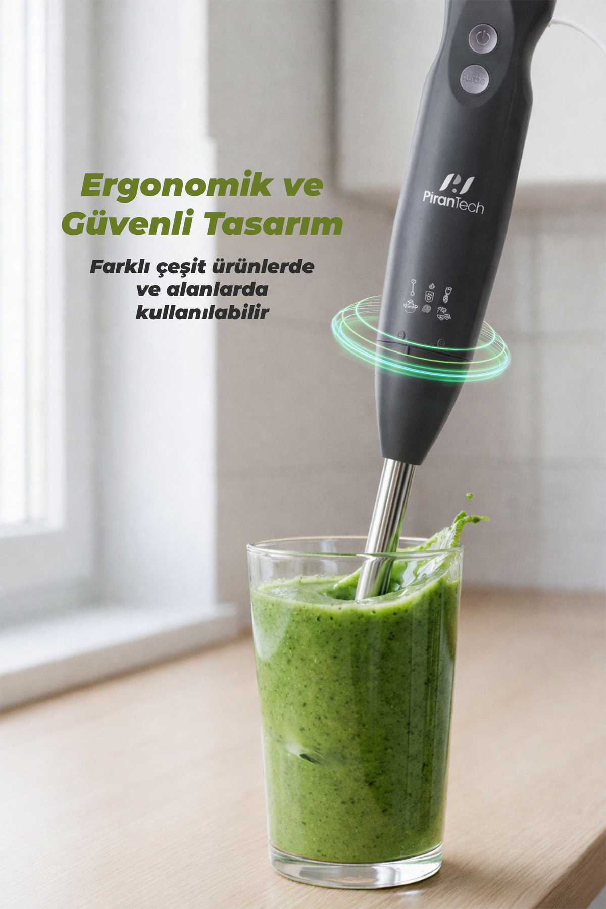 El blenderı bir bardakta yeşil smoothie hazırlıyor. Blenderın sapı koyu gri renktedir.
