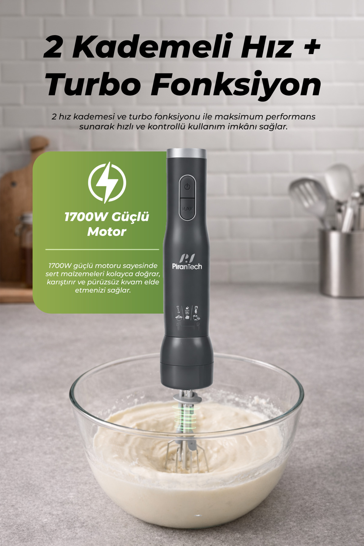 İki hız ve turbo fonksiyonlu siyah el blenderı cam kapta hamur karıştırıyor.