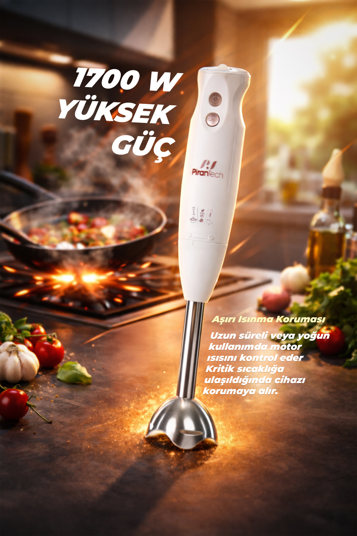 Beyaz 1700W'lık el blenderı tezgah üzerinde duruyor. Arkada bir tavada yemek pişiyor.