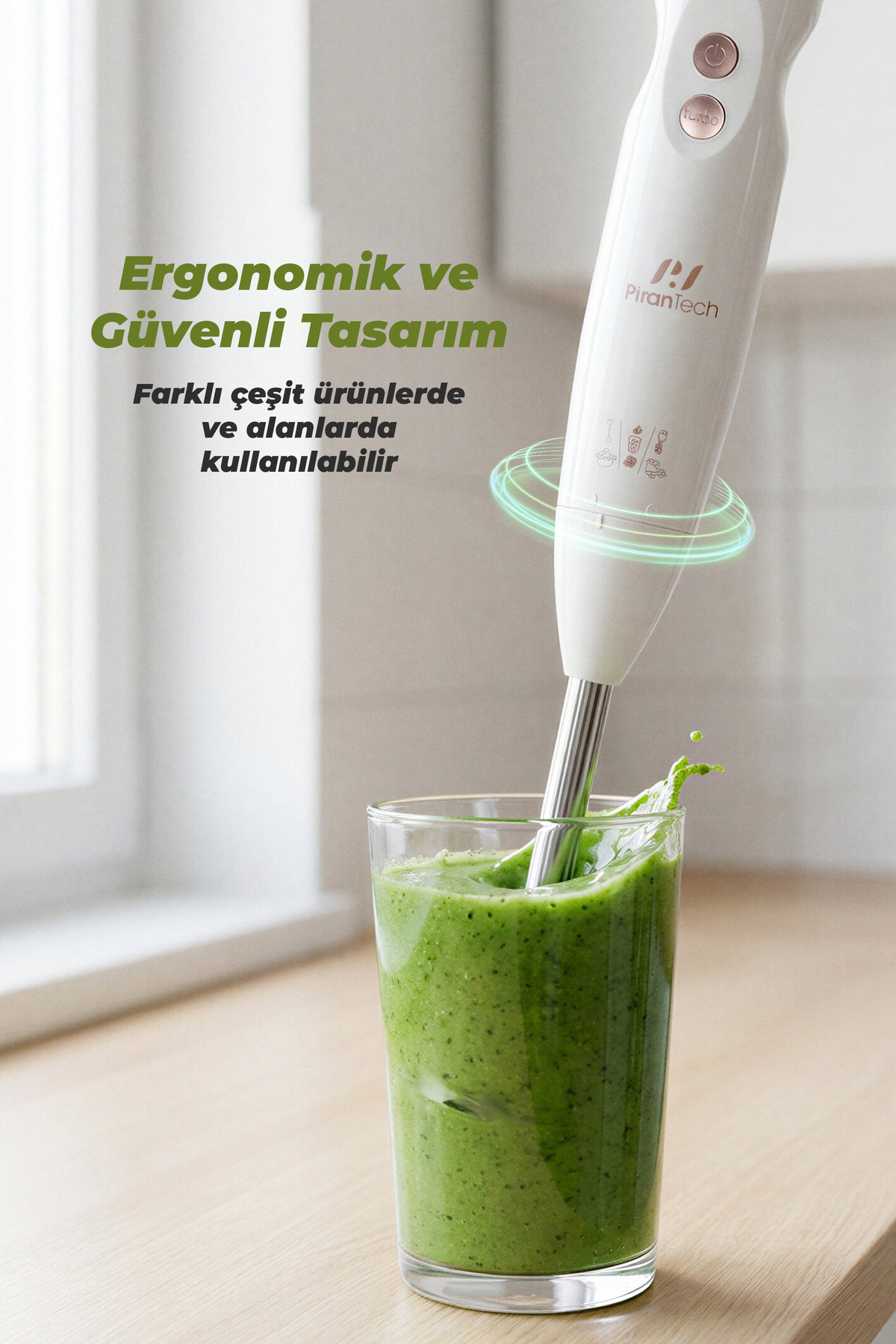 Beyaz el blenderı bardakta yeşil smoothie hazırlıyor.