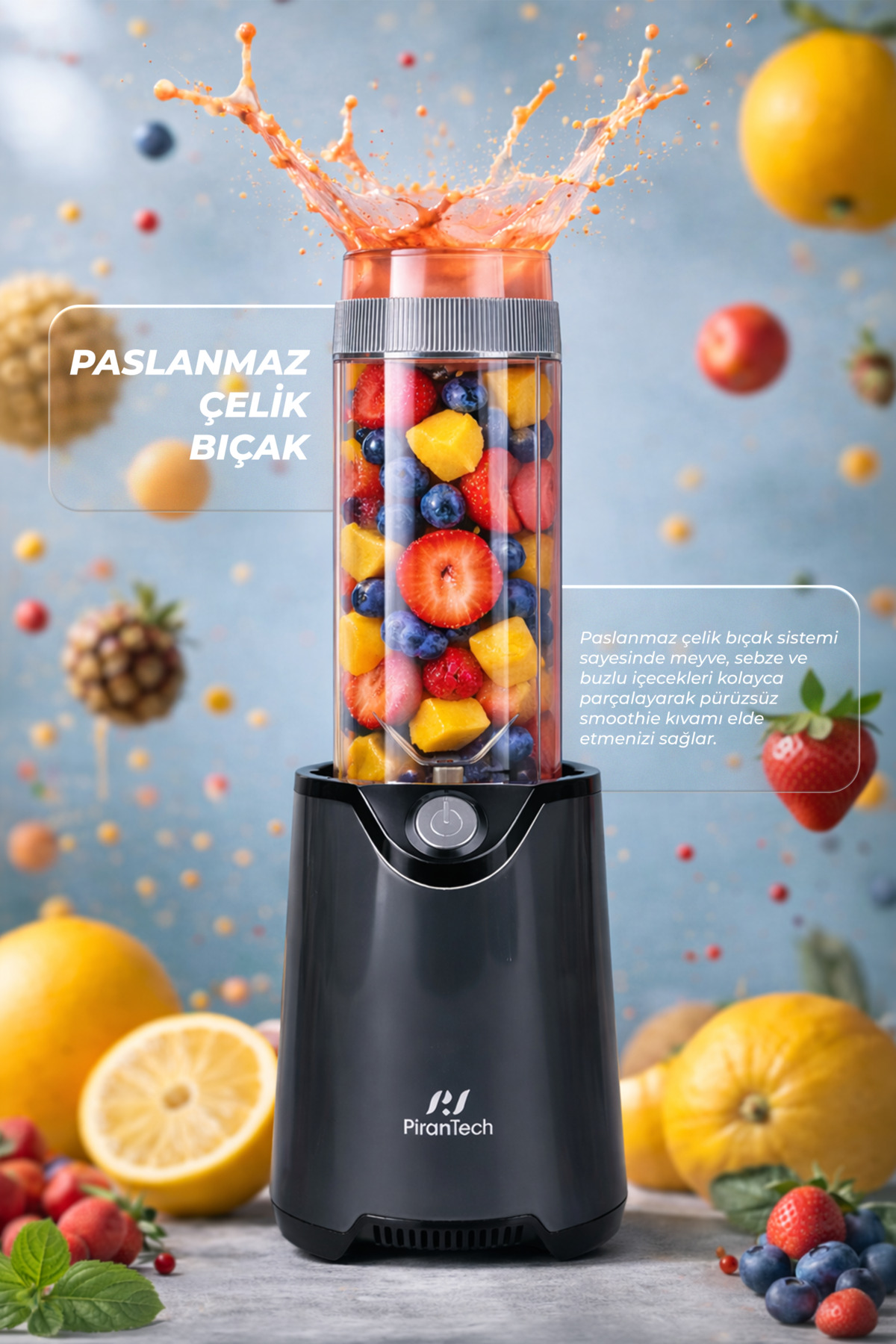 Meyve dolu blender, sıçrayan meyve suyu ile. Bütün ve kesilmiş meyvelerle çevrili.