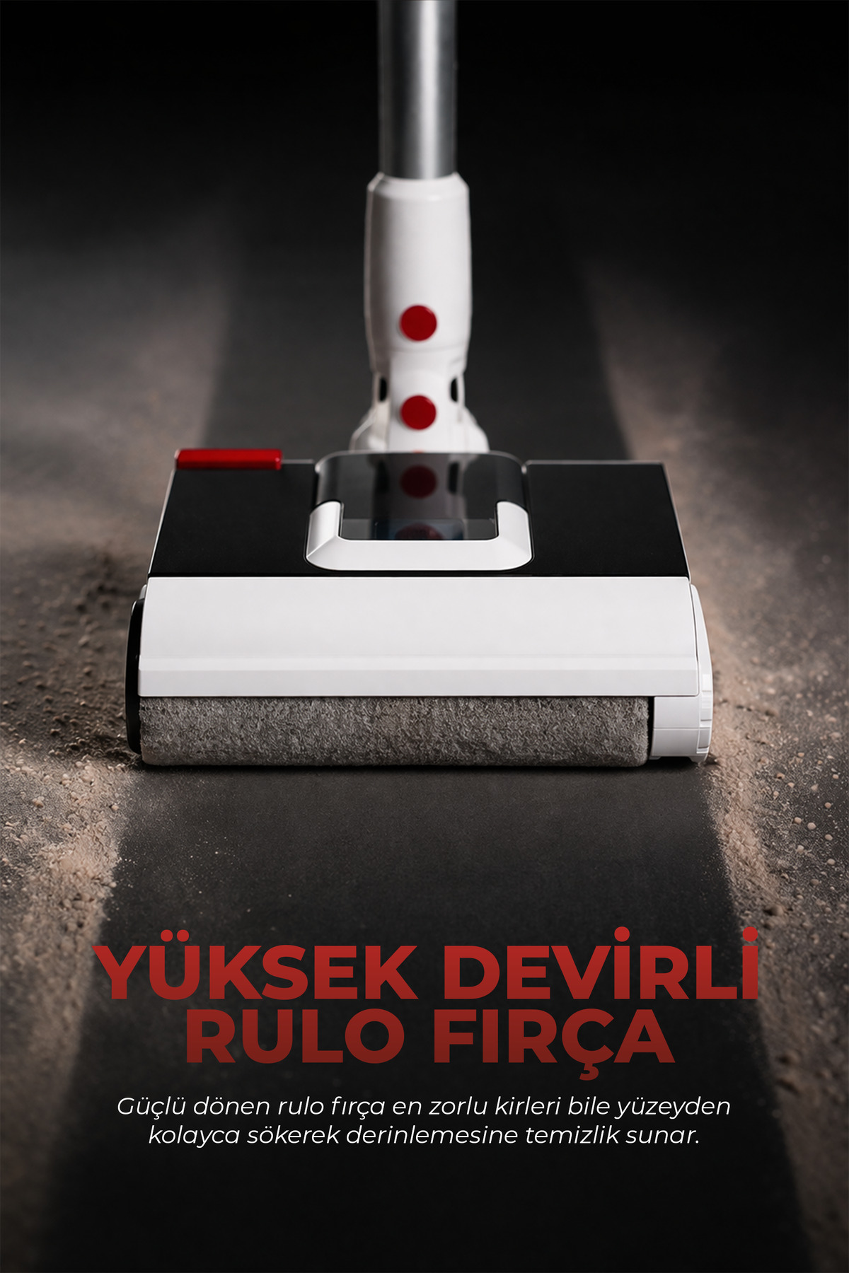 Fırçalı beyaz ve siyah elektrikli süpürge başlığı kirli zemini temizliyor.