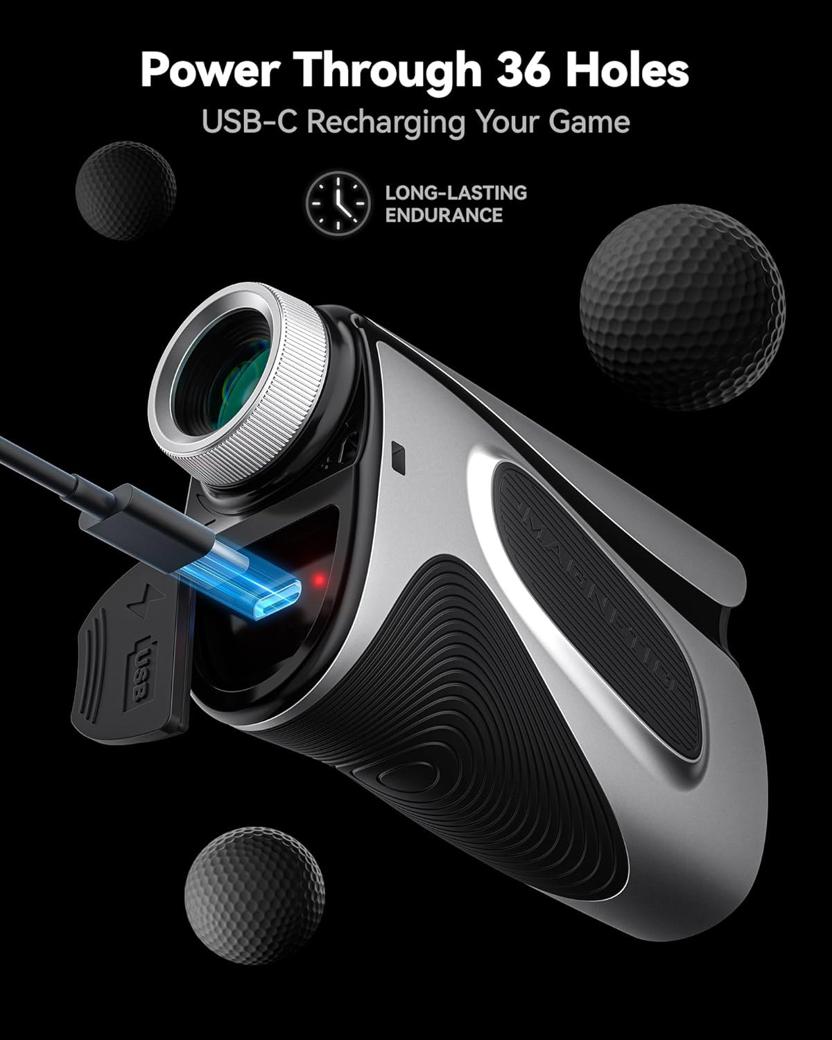Ein Golfentfernungsmesser wird über USB-C aufgeladen. Golfbälle sind um ihn herum.