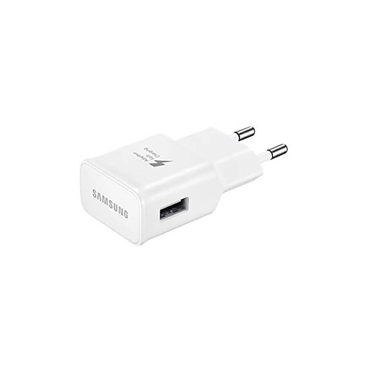 Un adaptador de cargador rápido Samsung blanco con puerto USB y dos clavijas.