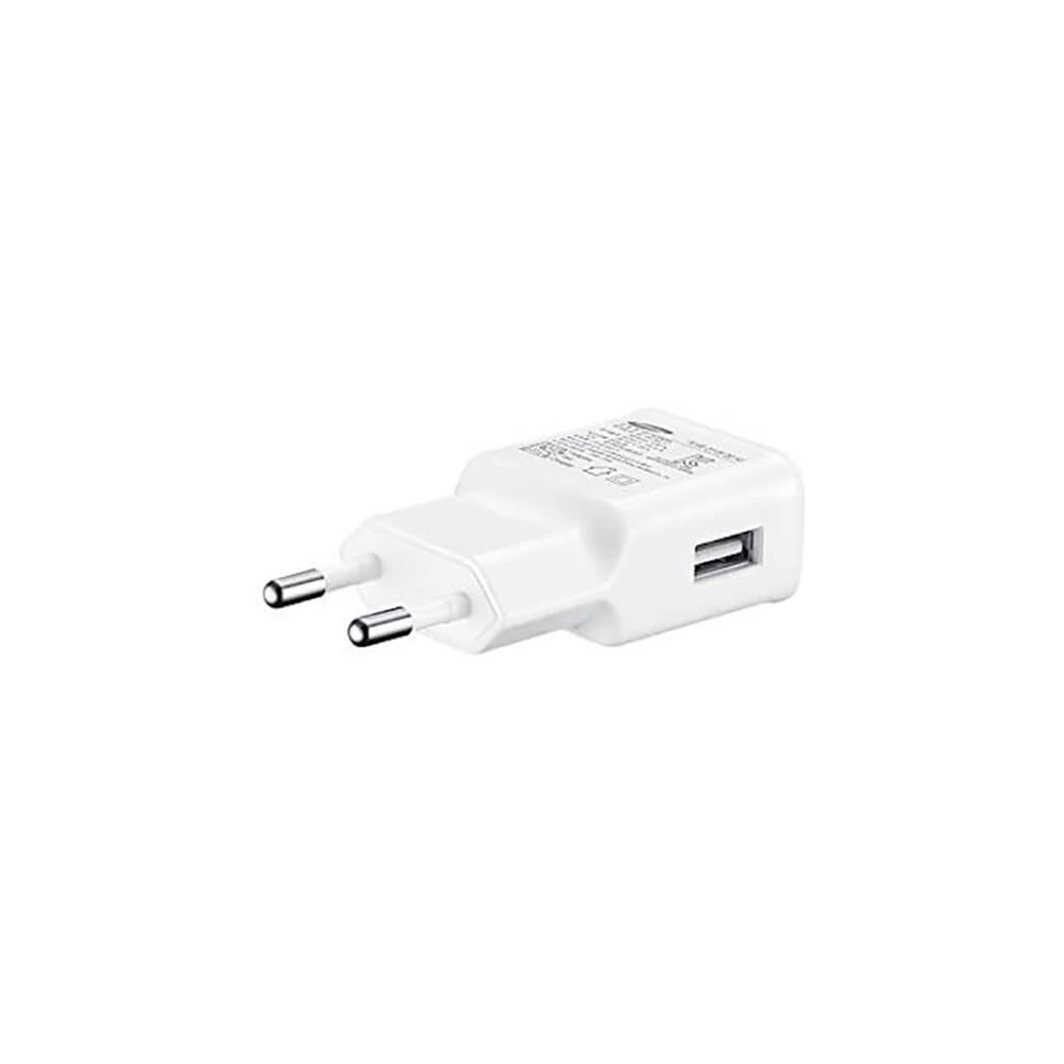 Un adaptador USB blanco con dos clavijas planas y un puerto USB.