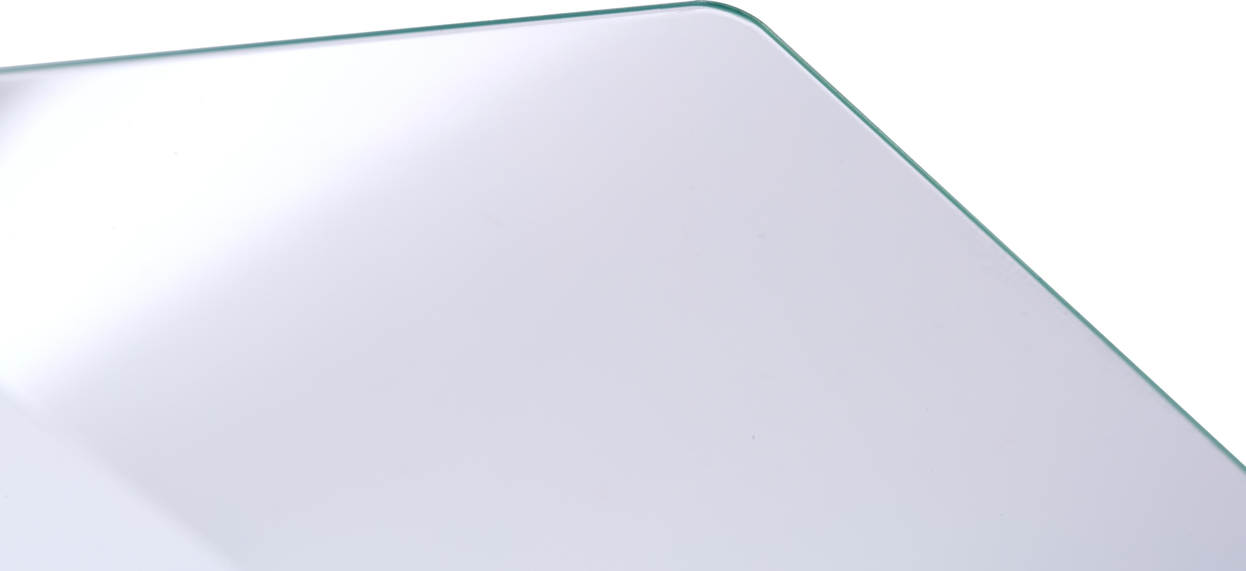 Una lámina de vidrio transparente con un borde verde sutil sobre fondo blanco.