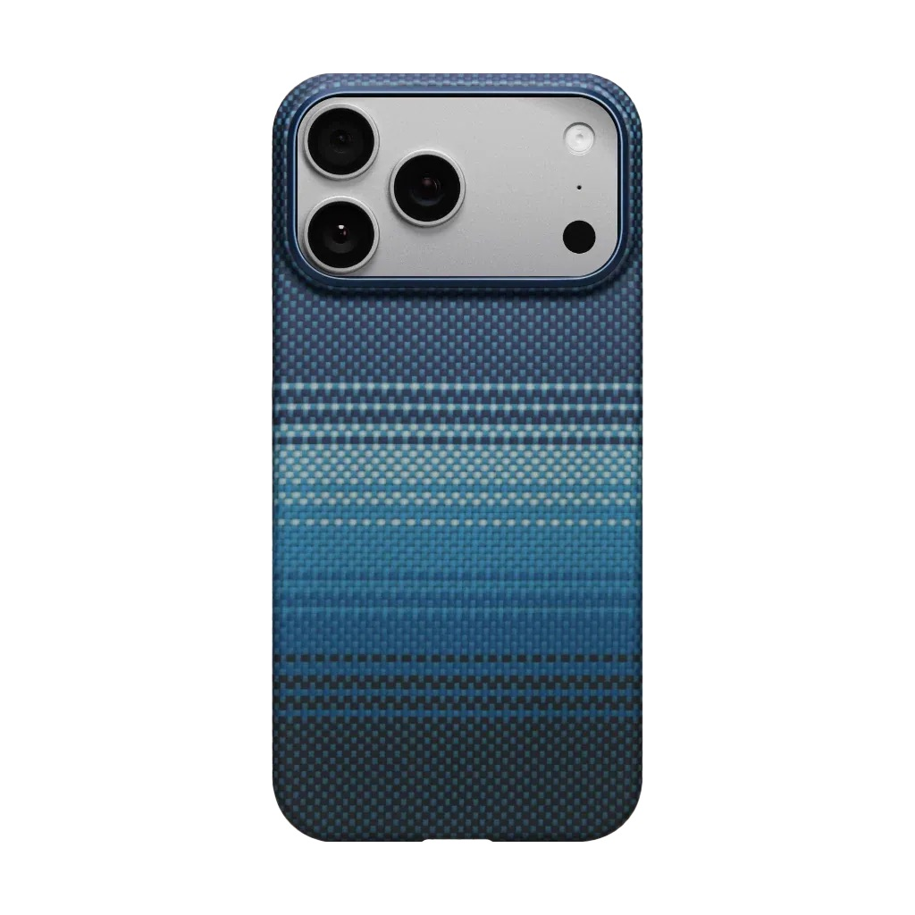 Una custodia blu per iPhone con motivo testurizzato a righe orizzontali in varie tonalità di blu.