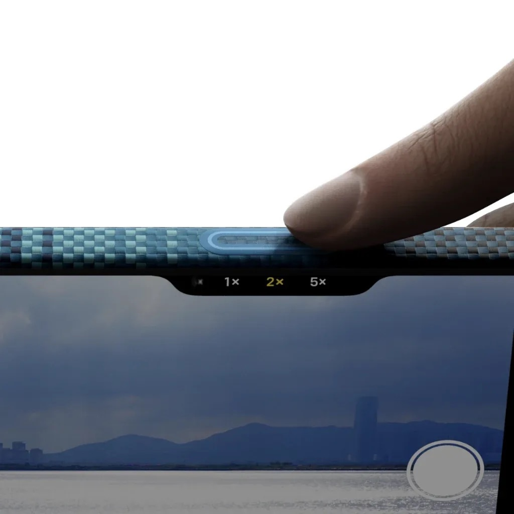 Dito tocca lo zoom della fotocamera dello smartphone con opzioni 1x, 2x, 5x.