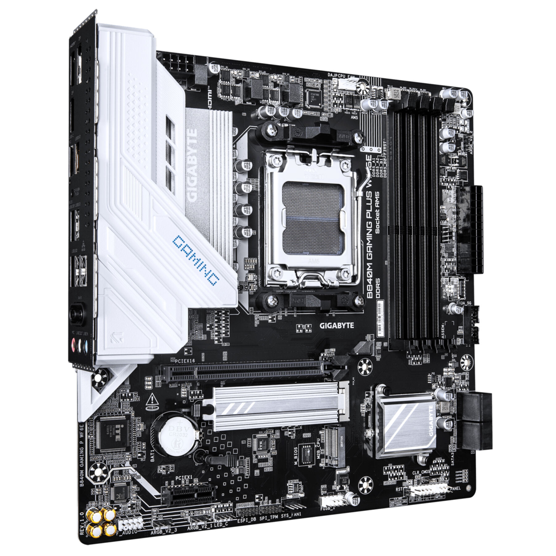 Une carte mère Gigabyte B650M Gaming Plus noire avec dissipateurs blancs et accents bleus.