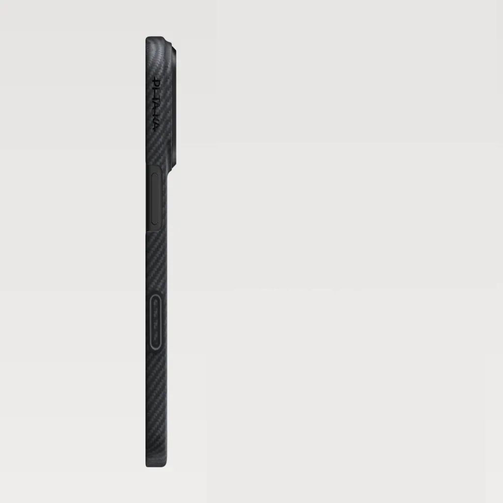 Custodia nera per iPhone con motivo in fibra di carbonio, vista laterale.