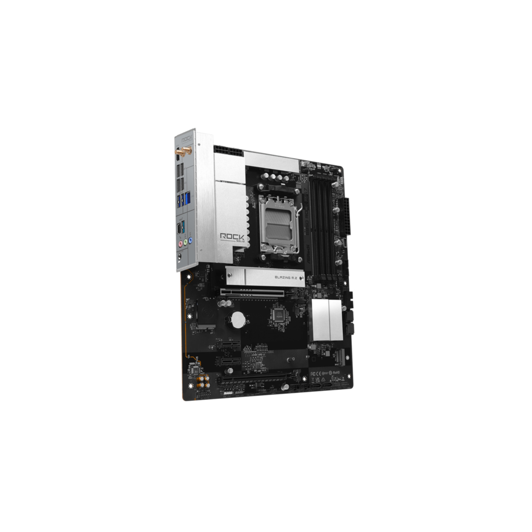 Ein schwarzes Motherboard mit silbernen Kühlkörpern und Anschlüssen.