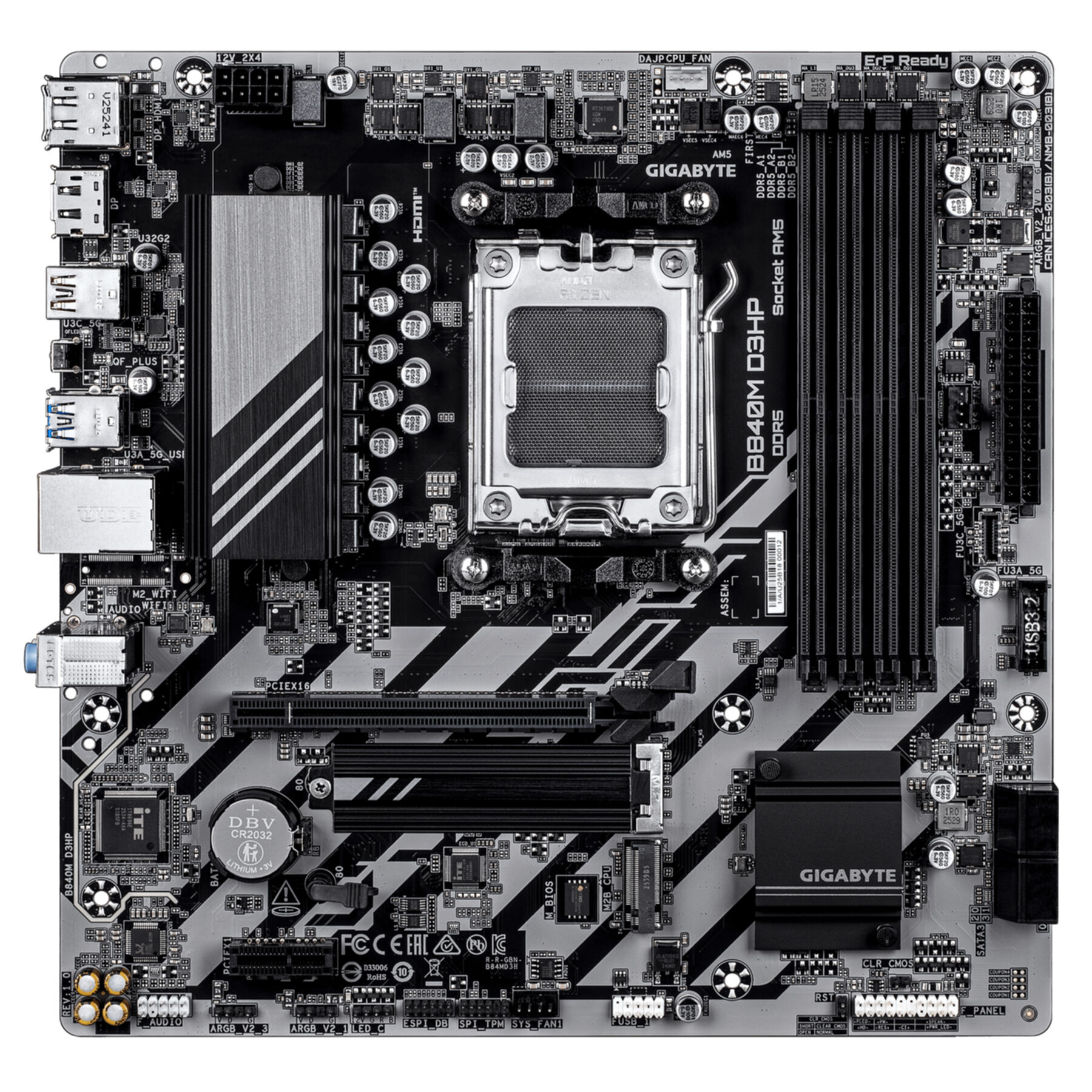 Een zwart moederbord met zilveren strepen, CPU-socket, RAM-sleuven en poorten.