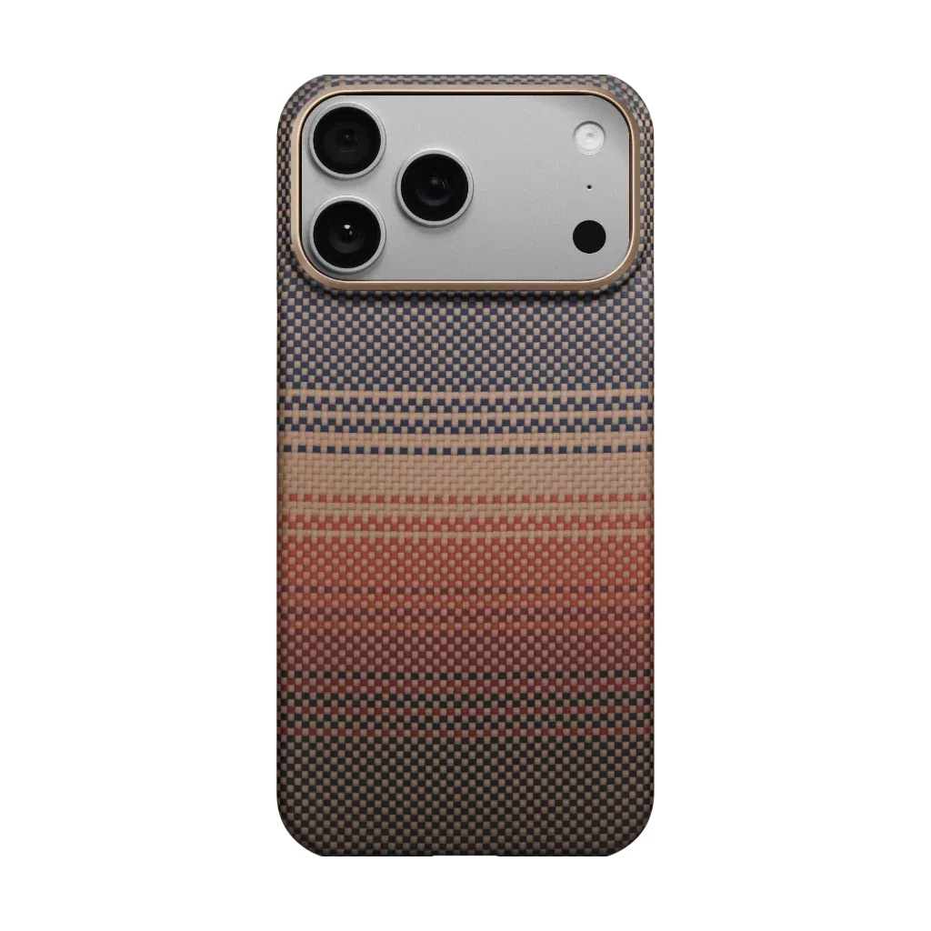 Un iPhone con una custodia testurizzata e a righe nei toni del blu, beige e rosso.