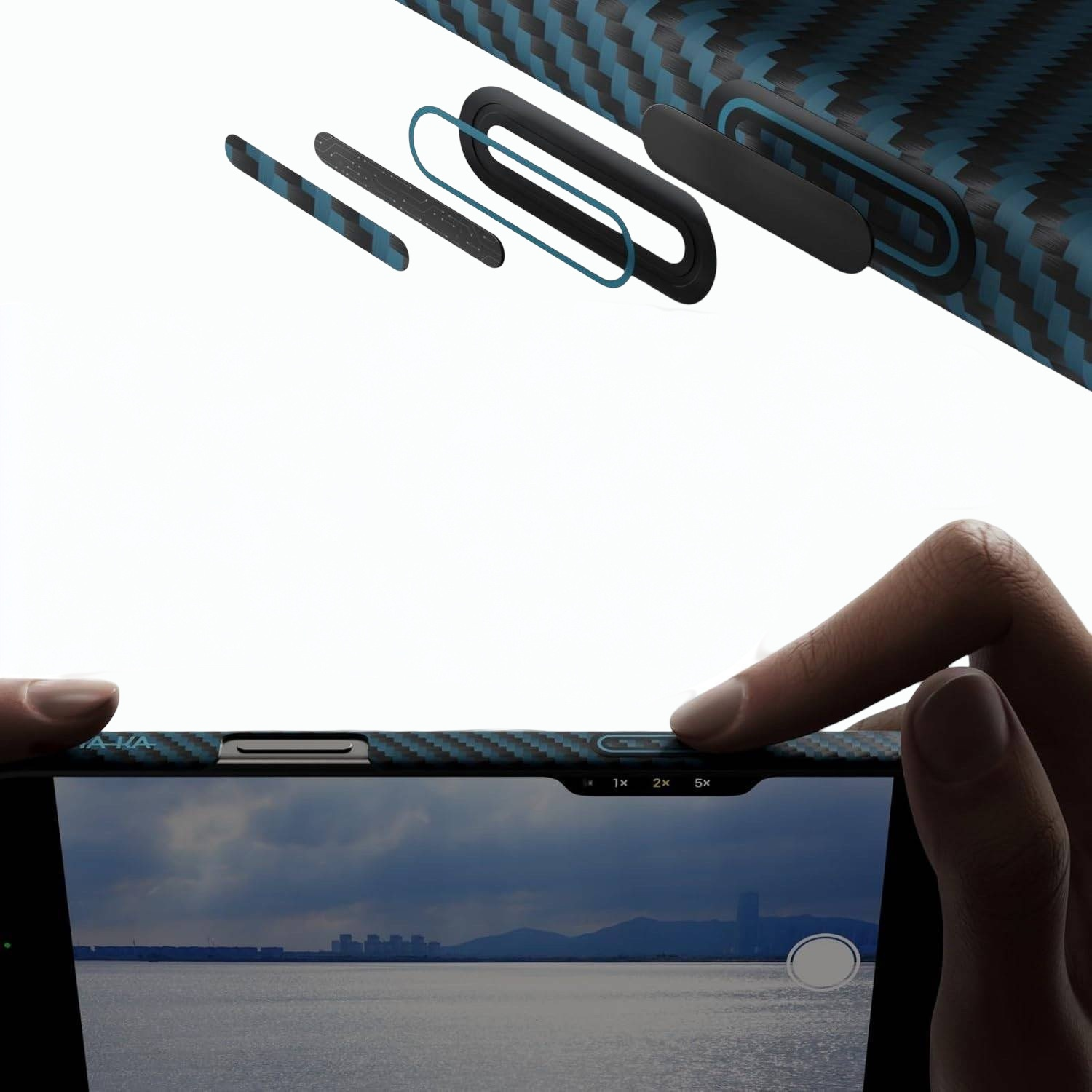 Dłoń trzyma smartfon z widokiem na miasto nad wodą. Wzór z włókna węglowego.