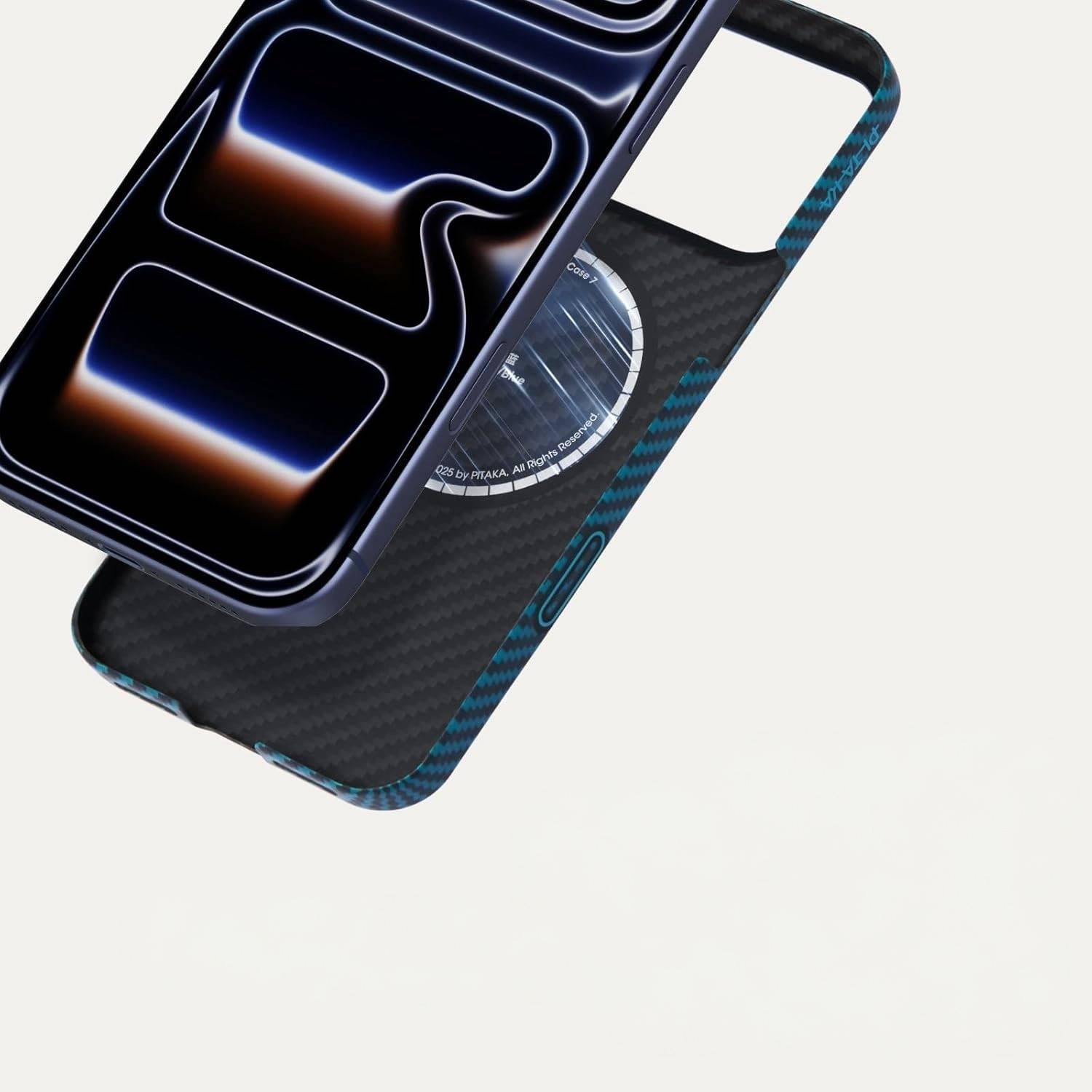 Czarny telefon w etui z włókna węglowego i niebieskim wykończeniem leży na białym tle.