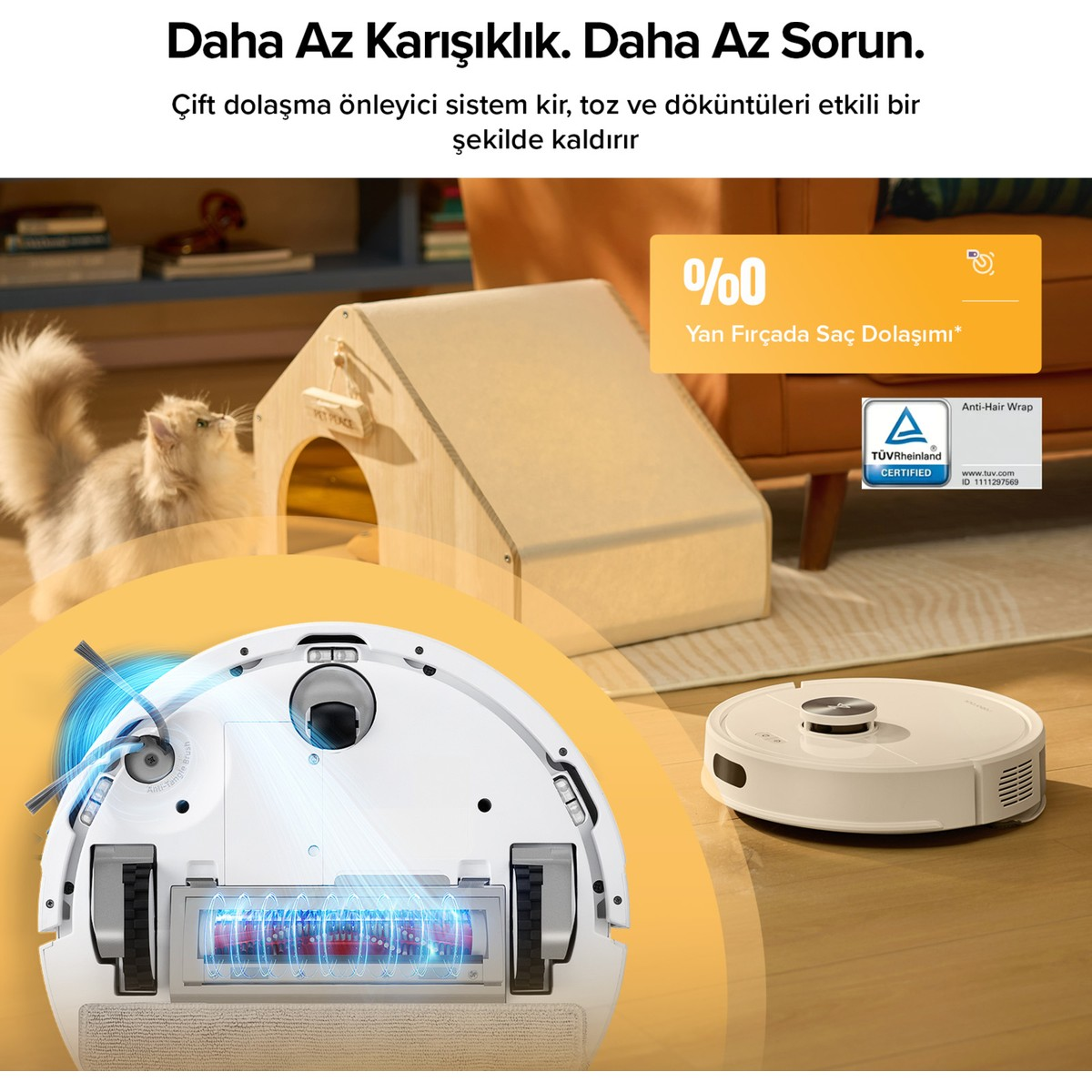 Ahşap zeminde robot süpürge, arkada evcil hayvan evi ve kedi.