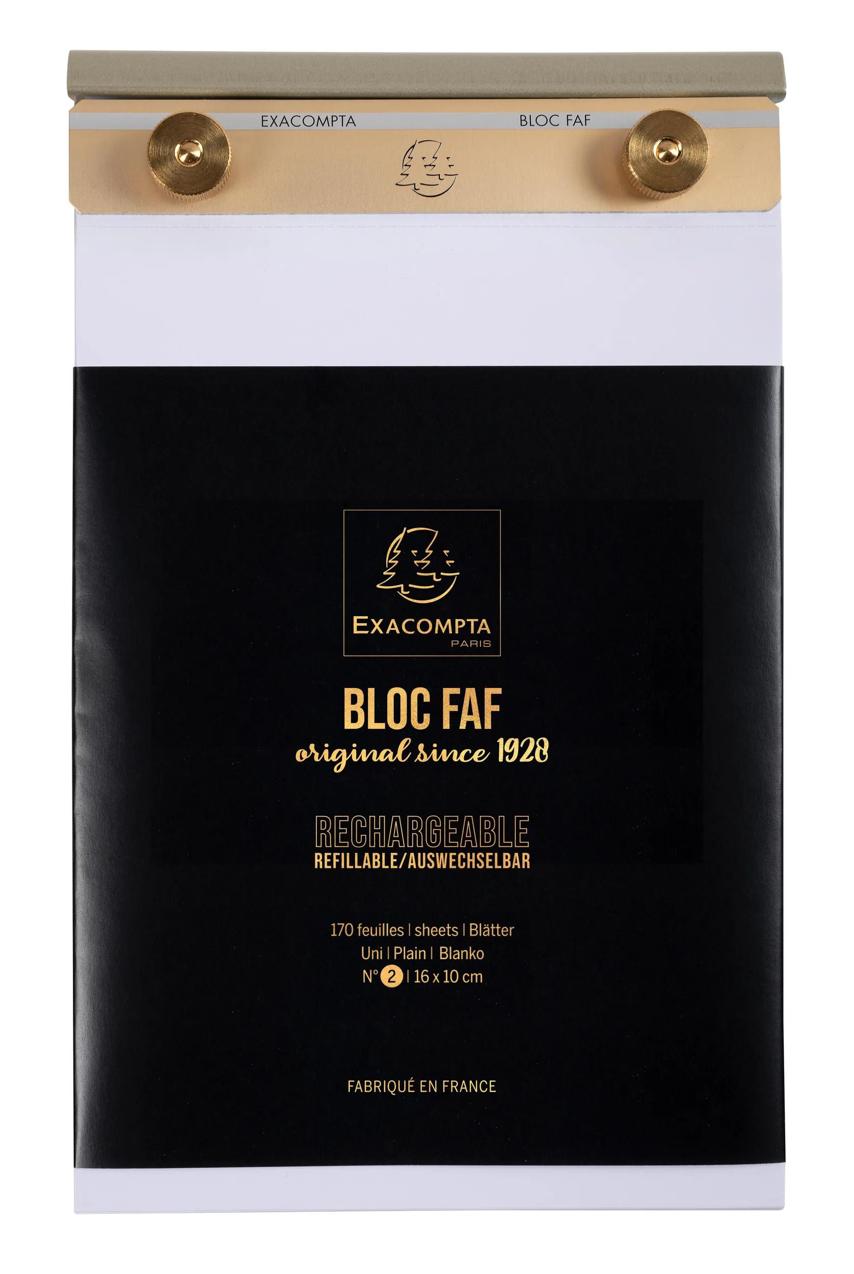 Un blocco note con copertina nera e scritte dorate. Viti dorate in alto.
