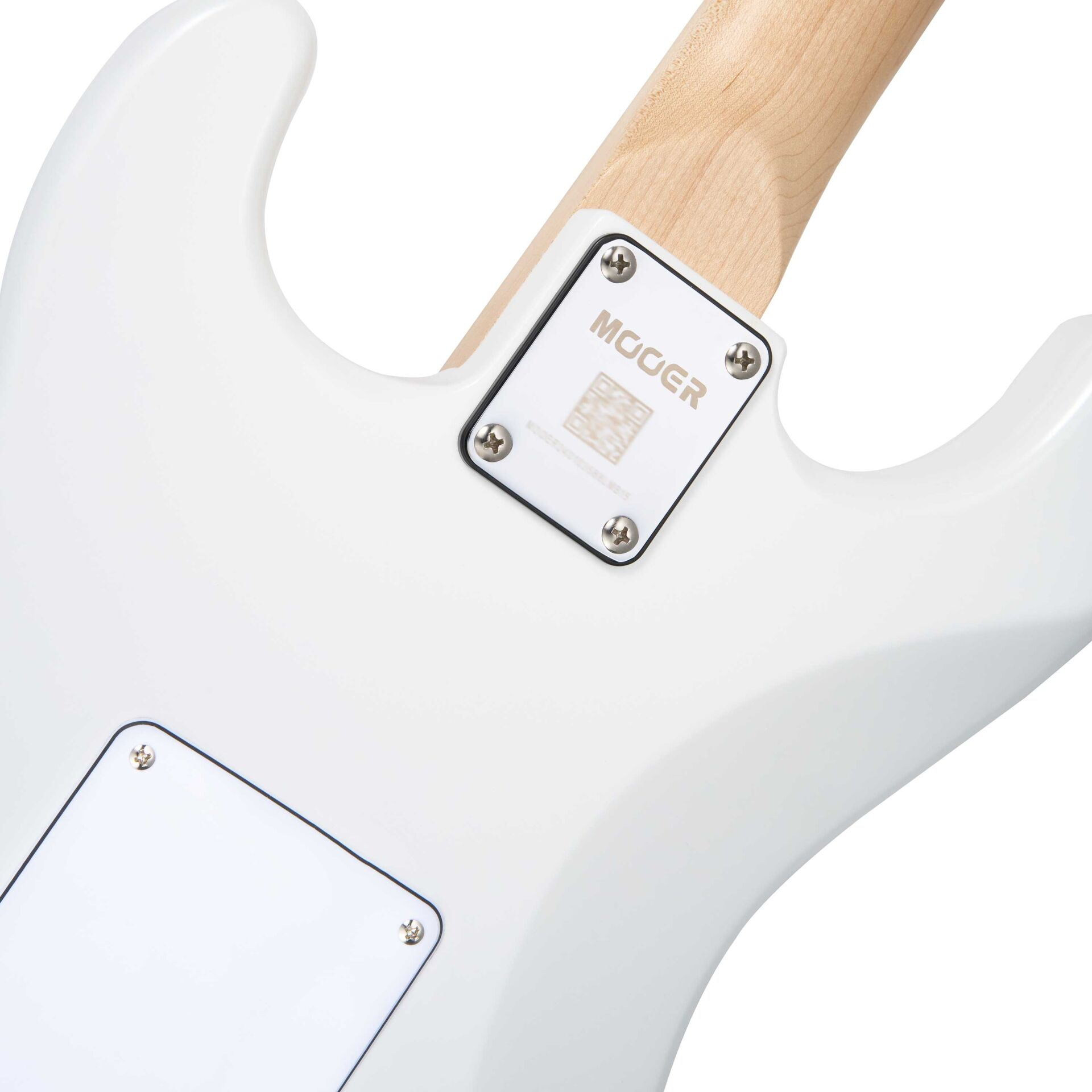 MOOER logo etiketli ve vidali beyaz elektro gitar sap birleşimi.