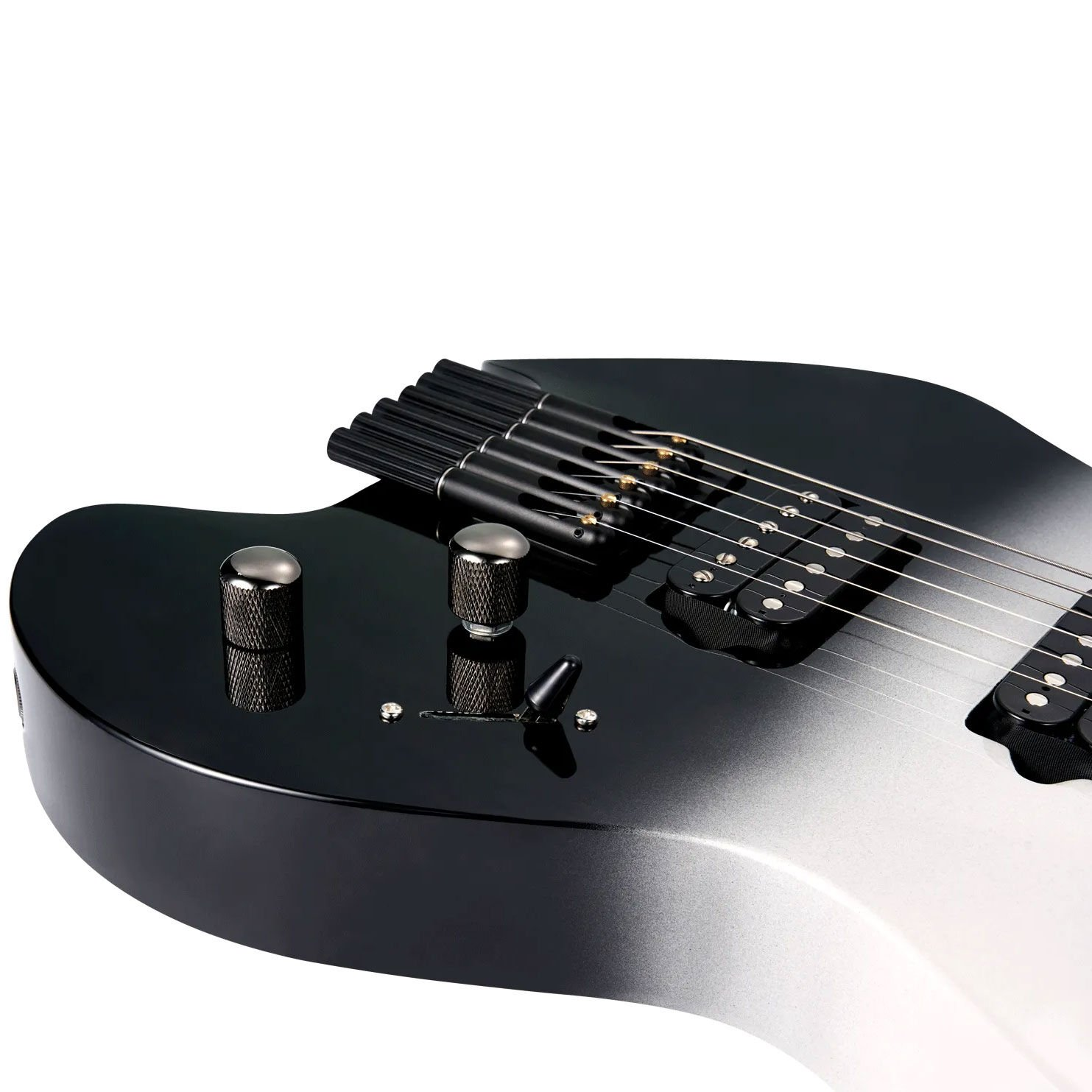Altı telli ve düğmeli siyah ve gümüş elektrik gitar gövdesi.