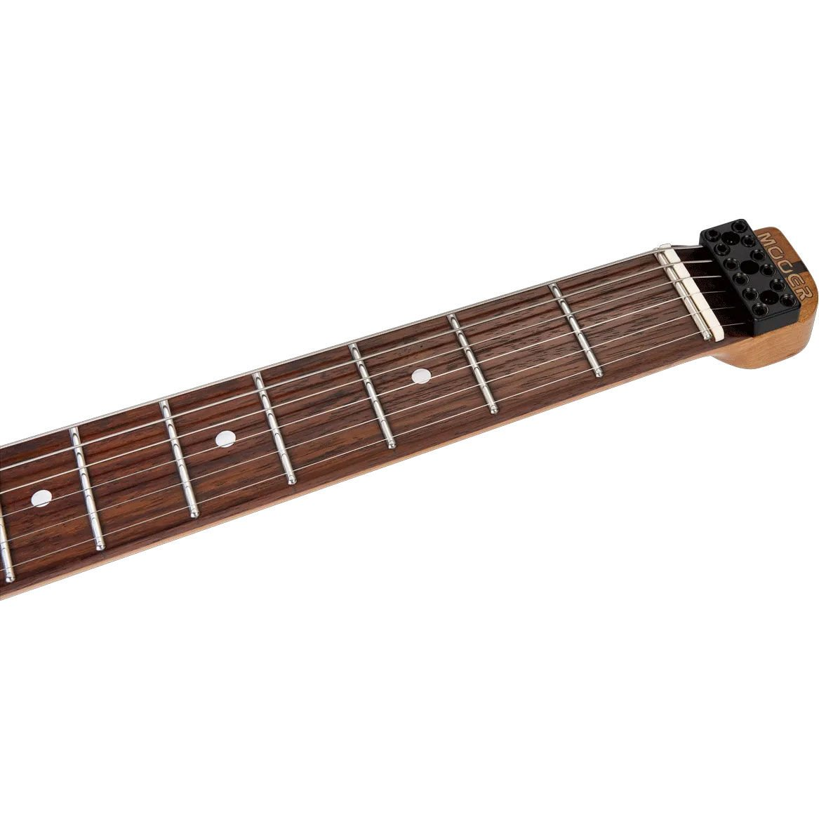 Telleri, perdeleri ve siyah üst eşiği olan gitar klavyesinin yakın çekimi. Perdeler gümüş rengindedir.