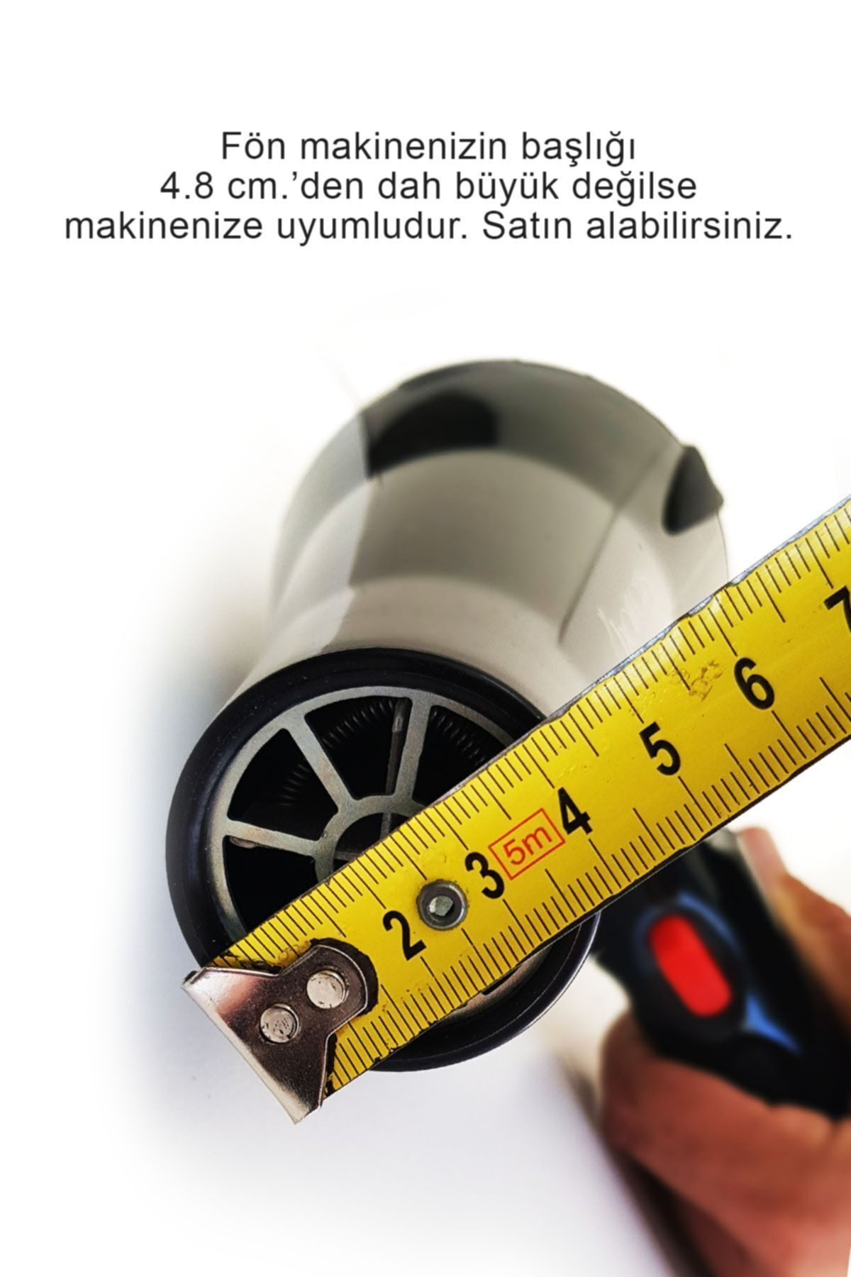 Bir mezura saç kurutma makinesi başlığını ölçüyor. 4,8 cm'den küçük olmalı.
