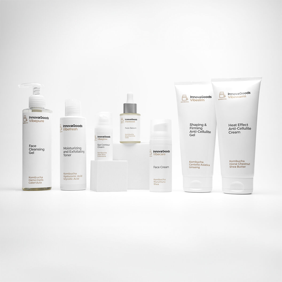 Sechs Kosmetikprodukte, darunter eine Gesichtsreinigung, ein Toner, ein Serum und Cremes.
