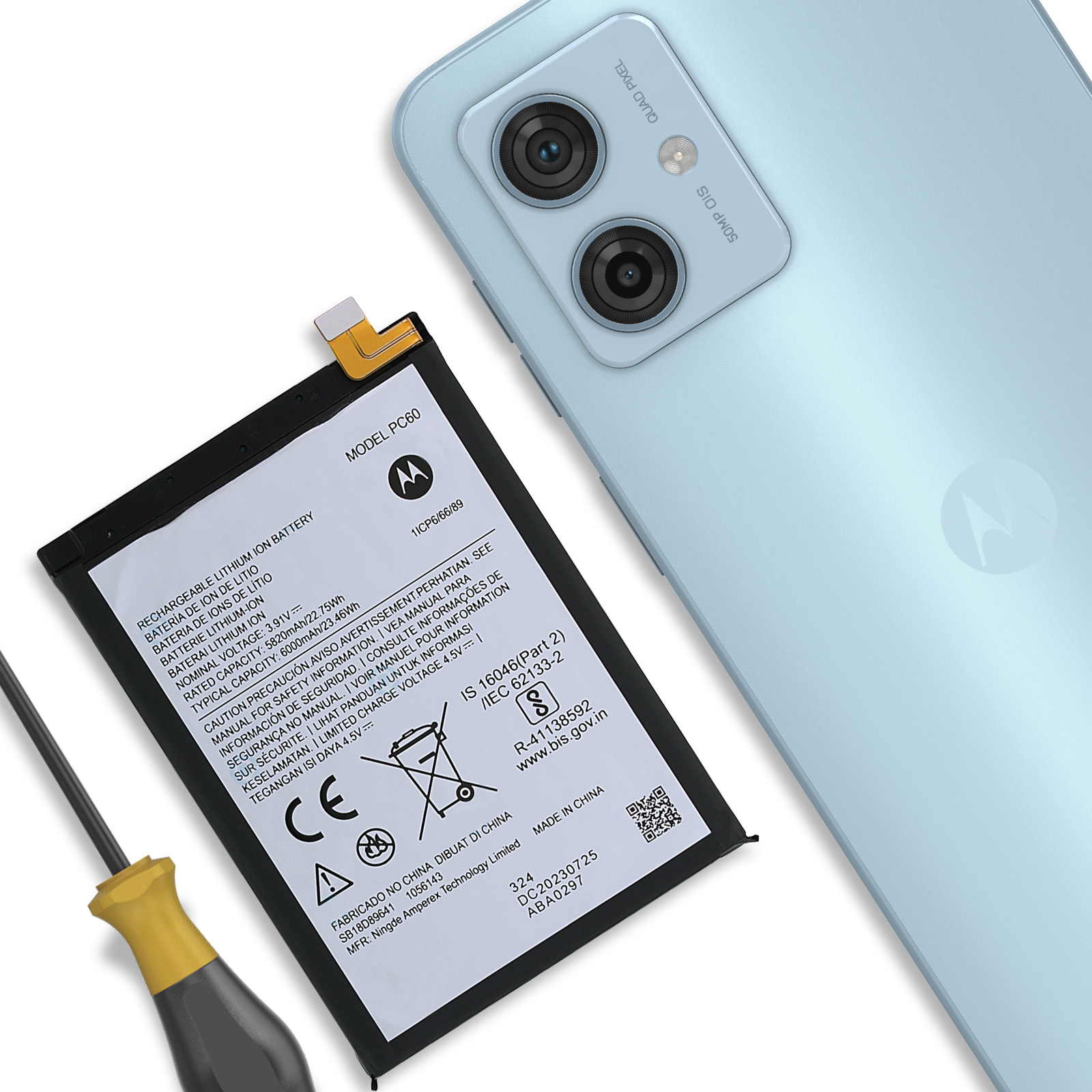 Uno smartphone azzurro con la batteria staccata e un cacciavite.