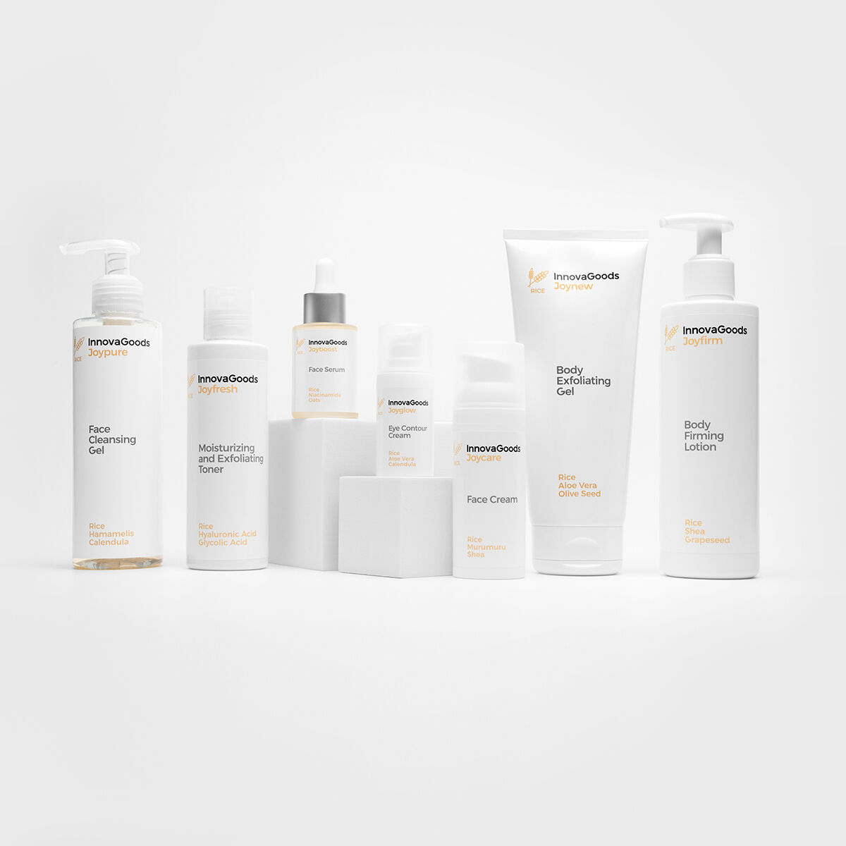 Varios productos blancos para el cuidado de la piel de InnovaGoods sobre fondo blanco.