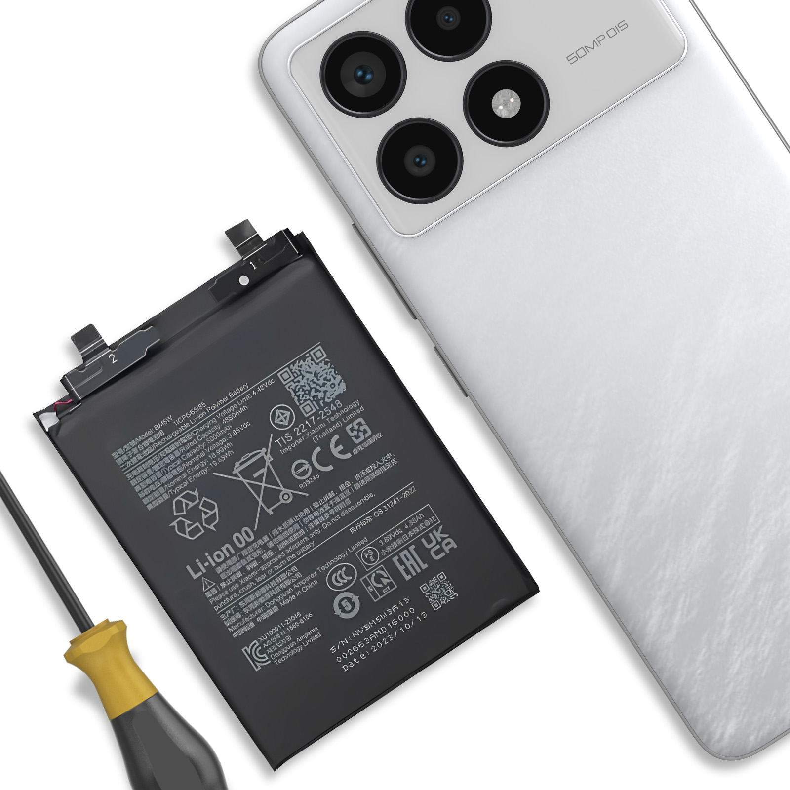Una batteria per smartphone e parte di uno smartphone giacciono fianco a fianco.