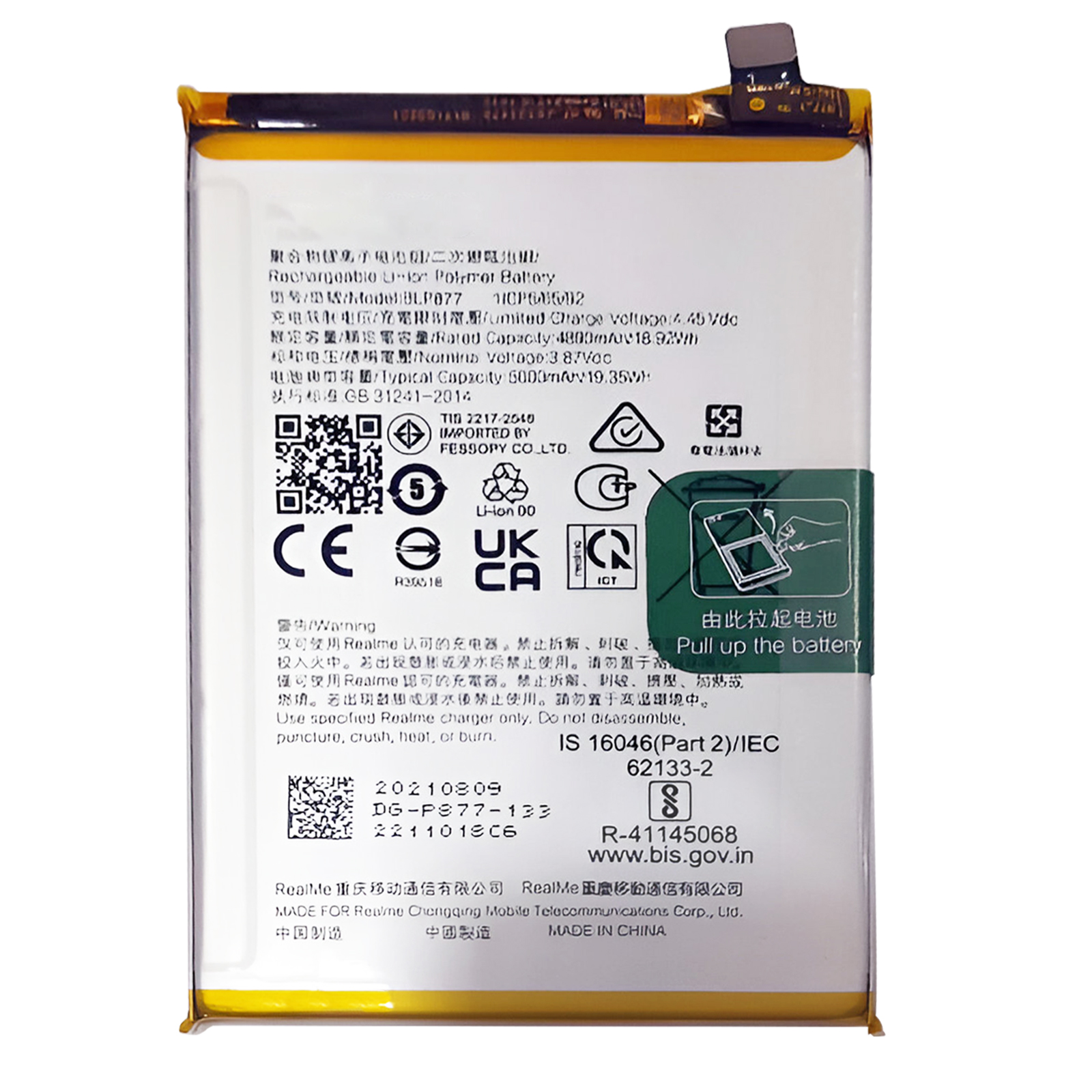 Una batteria Realme BLP077 da 4800mAh, con marchi CE, UKCA e simboli di avvertenza.