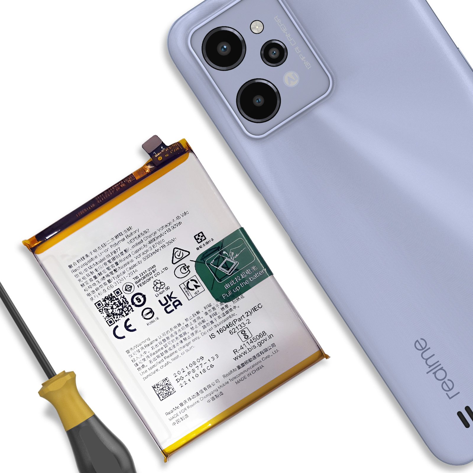 Una batteria per smartphone e un cacciavite accanto a uno smartphone viola chiaro.
